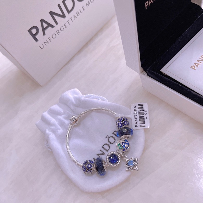 🉐️💰175🎉🎉🎉🎉PANDORA💋【潘多拉 】
925纯银手链，17厘米-21厘米
🎊配送专柜包装盒
一件代发！🌹🌹🌹