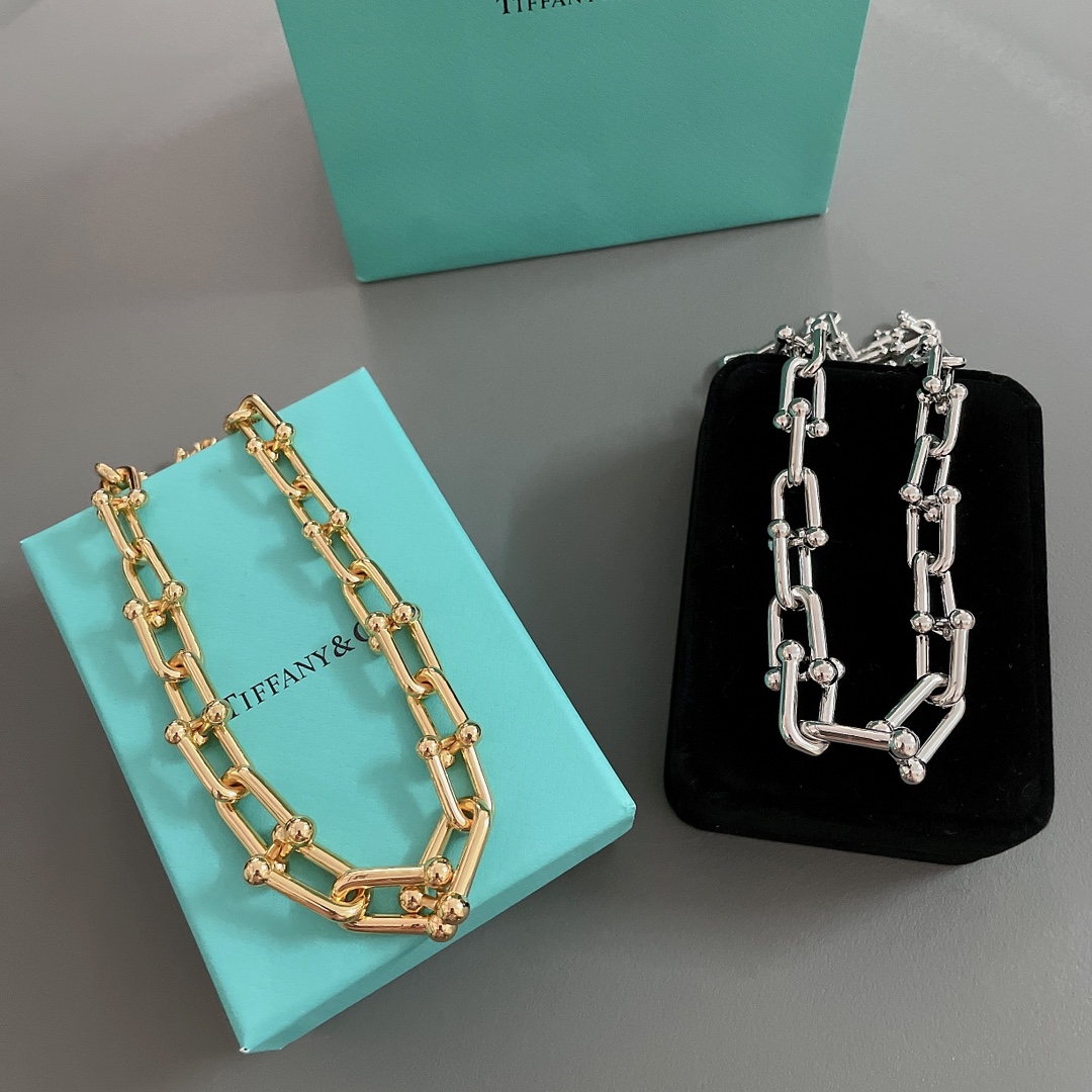 NO:633692,88300 [T link necklace] Z 110,000+, Tiff@ny HardWear series!  Fashionable metal feel, simple design, avant-garde style, sharp edges and corners, refractive gesture, fearless release of personality energy!  Interlocked and relaxed!  Gold/Silver,!  Original box required!  The length can be adjusted, and it can be used as a choker or a necklace. The links range from thick to thin. Each accessory is assembled and buckled by hand and fixed by spot welding. Every joint is movable!  The polishing process is very beautiful and smooth!  The two-color unisex model can be worn three times as a bracelet. The upper body is cool, high-end and fashionable!  ,,necklace,bracelet,Cardia high-end jewelry1986090988300【T链环项链】Z 11万+,Tiff@ny HardWear系列！时尚金属感,简约的设计前卫格调,鲜明棱角,折射率性姿态,个性能量无畏释放！环环相扣,张弛有度！金色/银色,！需要原装盒子另加！长短可以调节,可当Choker,可当项链,从粗到细的链接,每一个配件都是手工组装扣上去,在点焊固定住的,每一节关节处都是可以活动的！抛光工艺处理得非常靓丽光滑！两色男女通用款,可绕三圈当手链佩戴,上身潮酷感,高级感,时髦感满满！,,necklace,bracelet,卡迪亚高端饰品,Jewelry