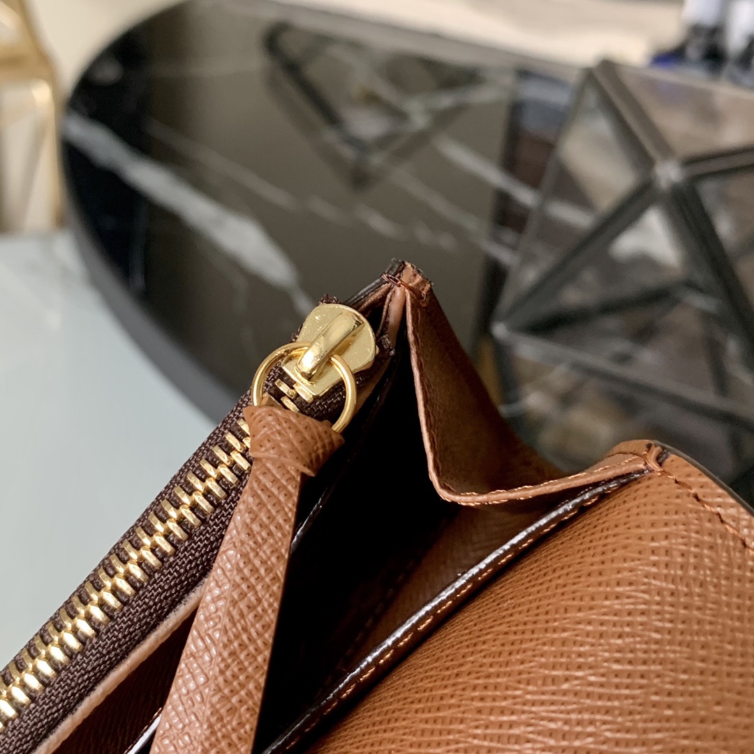 M60697啡色！功能实用且设计华美的Emilie钱夹采用柔软的Monogram帆布制成衬以颜色鲜艳的内