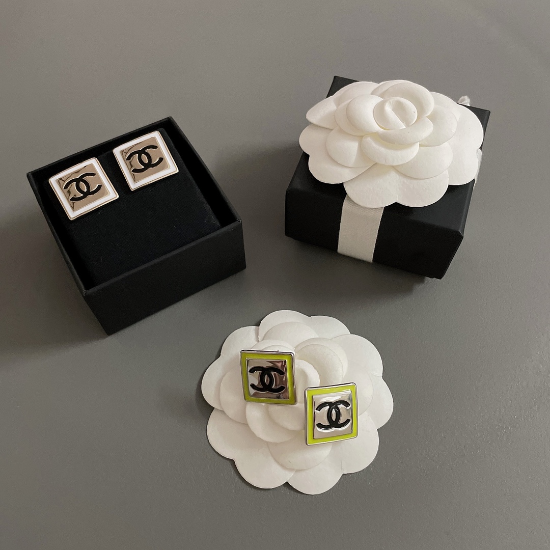 NO:633494,88160【Fragrant Square Logo Earrings】The hottest series this season!  Z, super beautiful, simple, generous and decent!  The metal is light gold, the middle of the CC is black with oil dripping, and the white edge of the metal is with white oil dripping, a combination of black and white gold. The square green is a must-have for fashionistas, unique, and the wonderful collision is so beautiful that it’s so beautiful!  No matter earrings, brooches or chokers, they are all breathtakingly beautiful. You can instantly become a fashionista. No matter how poor you are, you will buy this series!  ,,brooch,breastpin,Cardia high-end jewelry1986090988160【香方块Logo耳钉】本季度最火爆系列！Z ,超级无敌的好看,简单大方得体！金属是淡金色的,CC中间是黑色滴油的,金属白边是白色滴油的,黑白金结合.方块绿,时髦精必备,独具一格,奇妙的碰撞简直美到犯规！无论耳钉,胸针,choker都美到窒息,秒变时尚潮人,再穷都要买系列！,,brooch，breastpin,卡迪亚高端饰品,Jewelry