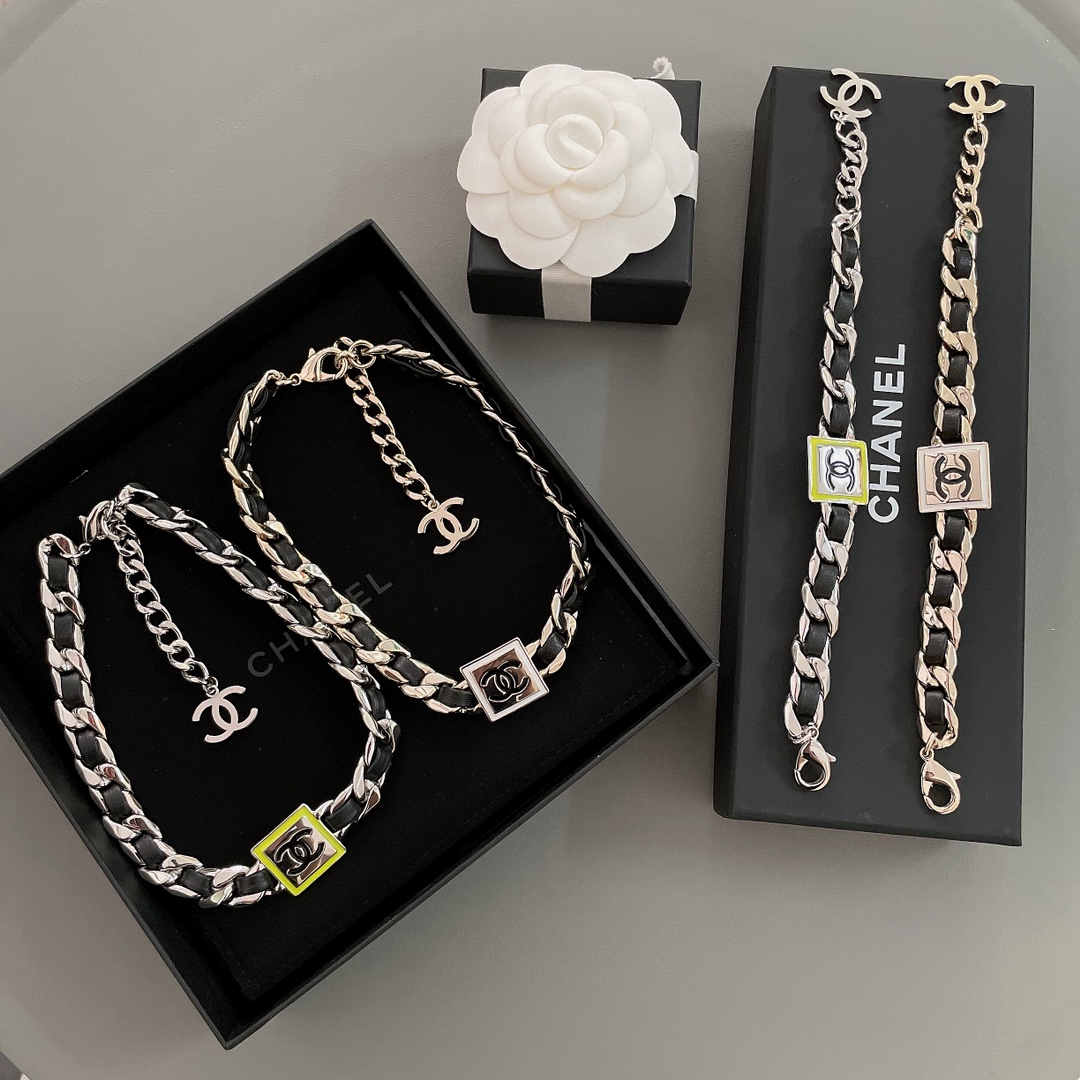 NO:633488,Necklace 88220, bracelet 88180 [Fragrant square black leather suit] The most beautiful and popular suit!  Be sure to buy it as a complete set!  Z 10,000+, super good-looking, outstanding appearance, simple, generous and decent!  The metal is light gold, the middle of the CC is black with oil dripping, and the white edge of the metal is with white oil dripping, a combination of black and white. It is a must-have for green fashion, unique, and the wonderful collision is so beautiful!  No matter earrings, brooches or chokers, they are all breathtakingly beautiful. You can instantly become a fashionista. No matter how poor you are, you will buy this series!  ,,necklace,brooch,breastpin,bracelet,Cardia high-end jewelry19860909项链88220,手链88180【香方块黑皮套装】最美最火爆套装！一定要整套入！Z 1万+ ,超级无敌的好看,颜值超标,简单大方得体！金属是淡金色的,CC中间是黑色滴油的,金属白边是白色滴油的,黑白金结合.绿色时髦精必备,独具一格,奇妙的碰撞简直美到犯规！无论耳钉,胸针,choker都美到窒息,秒变时尚潮人,再穷都要买系列！,,necklace,brooch，breastpin,bracelet,卡迪亚高端饰品,Jewelry