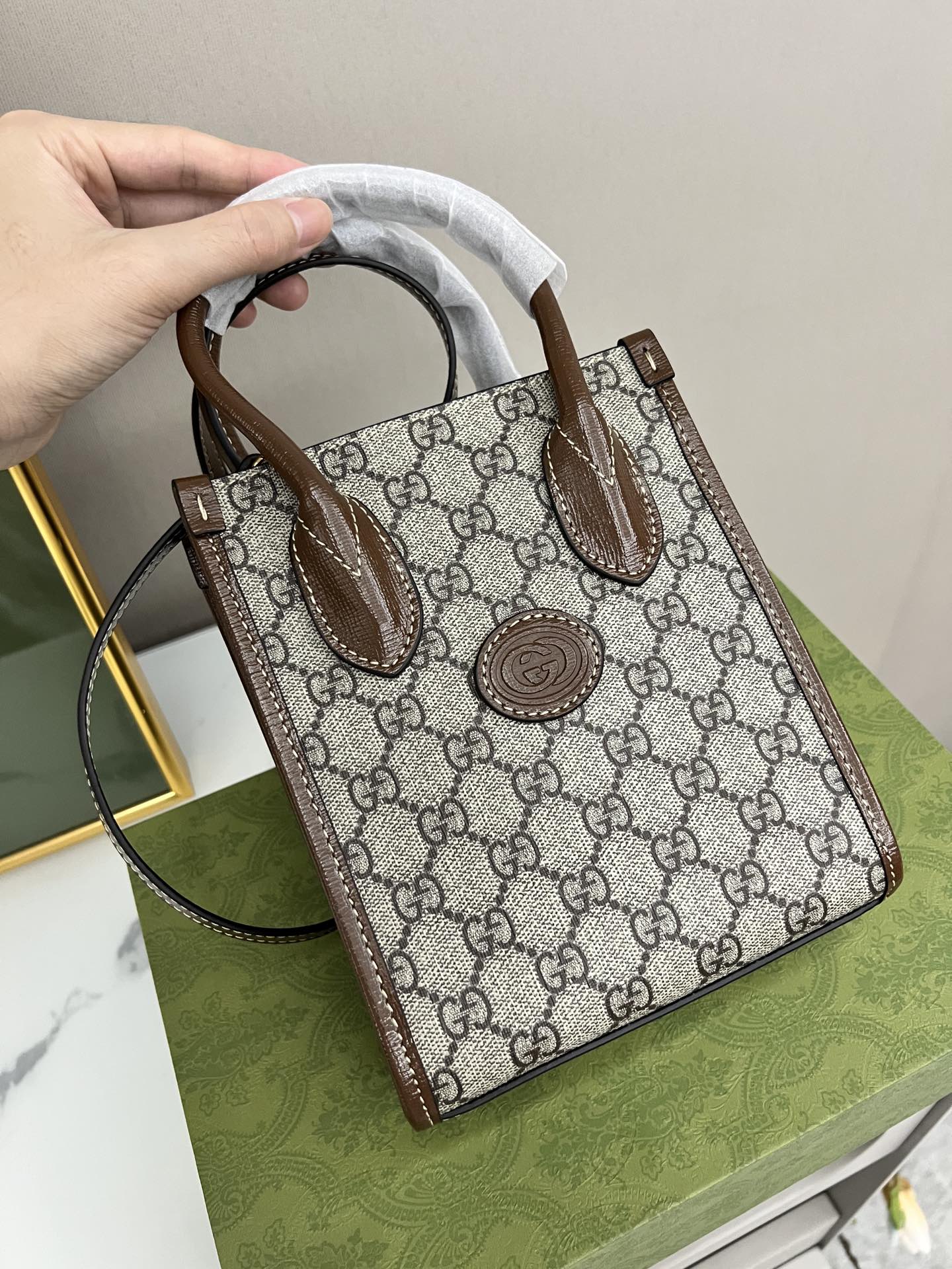 Gucci Retro mini托特包💰210 全新Retro系列mini托特包.互扣式双G椭圆形皮革标牌.内部1个卡片隔层.搭配可拆卸调节肩带.最百搭的包.网红博主新宠. 规格:20*16*7cm