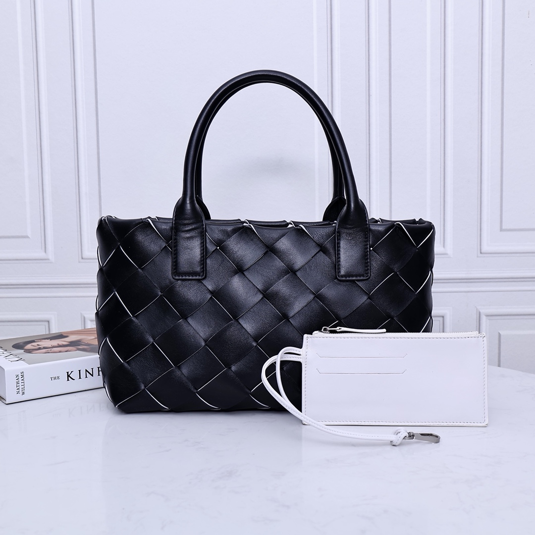 Bottega Veneta MAXI CABAT Lambskin Intrecciato Tote Bag