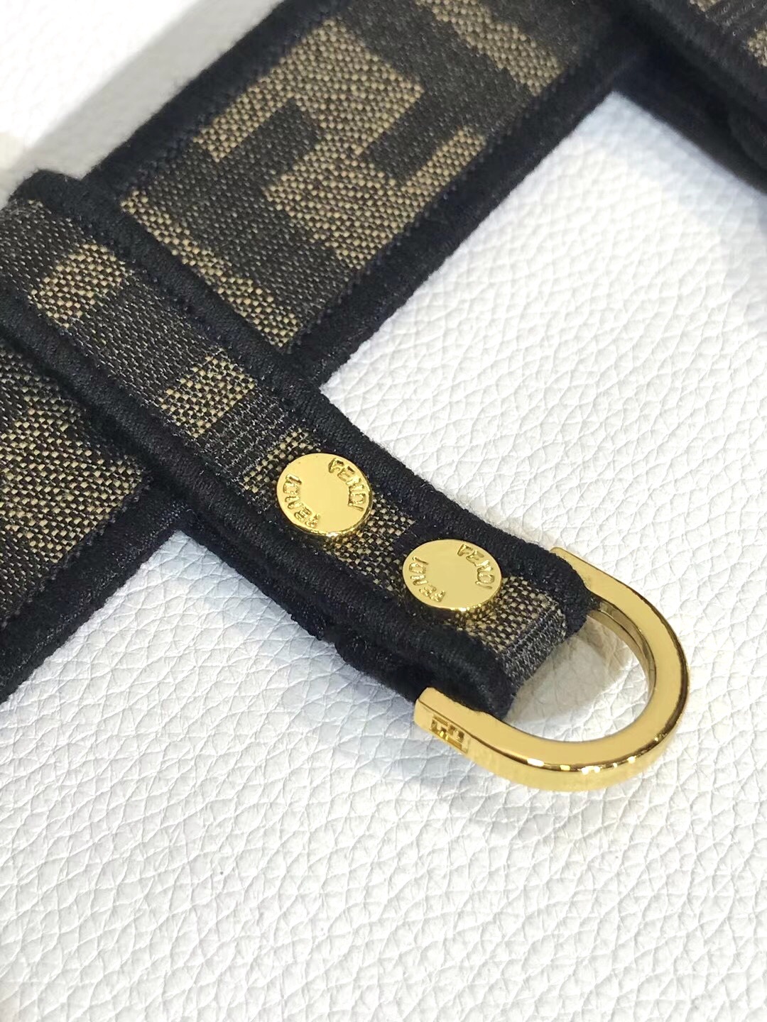 Fendi 五金做工精细 线条流畅 表面光滑 𝐙𝐏电镀工艺 香港通关【𝐇𝐀𝐀𝐒】 进口皮料
