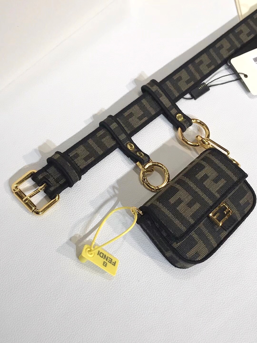Fendi 五金做工精细 线条流畅 表面光滑 𝐙𝐏电镀工艺 香港通关【𝐇𝐀𝐀𝐒】 进口皮料