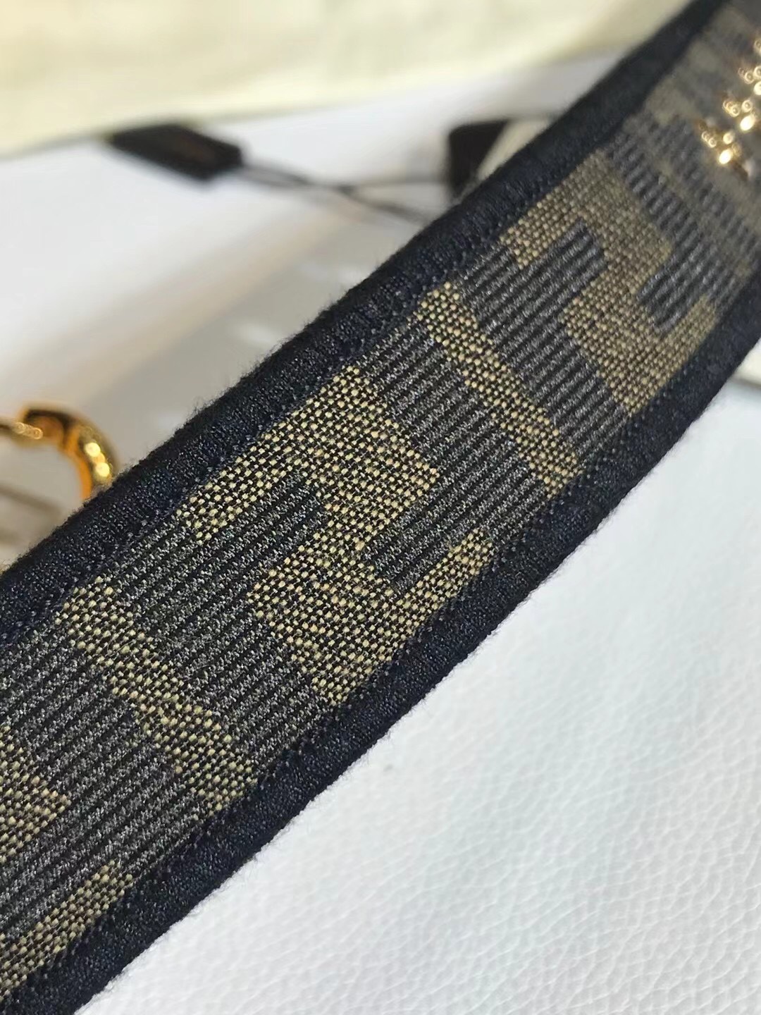 Fendi 五金做工精细 线条流畅 表面光滑 𝐙𝐏电镀工艺 香港通关【𝐇𝐀𝐀𝐒】 进口皮料