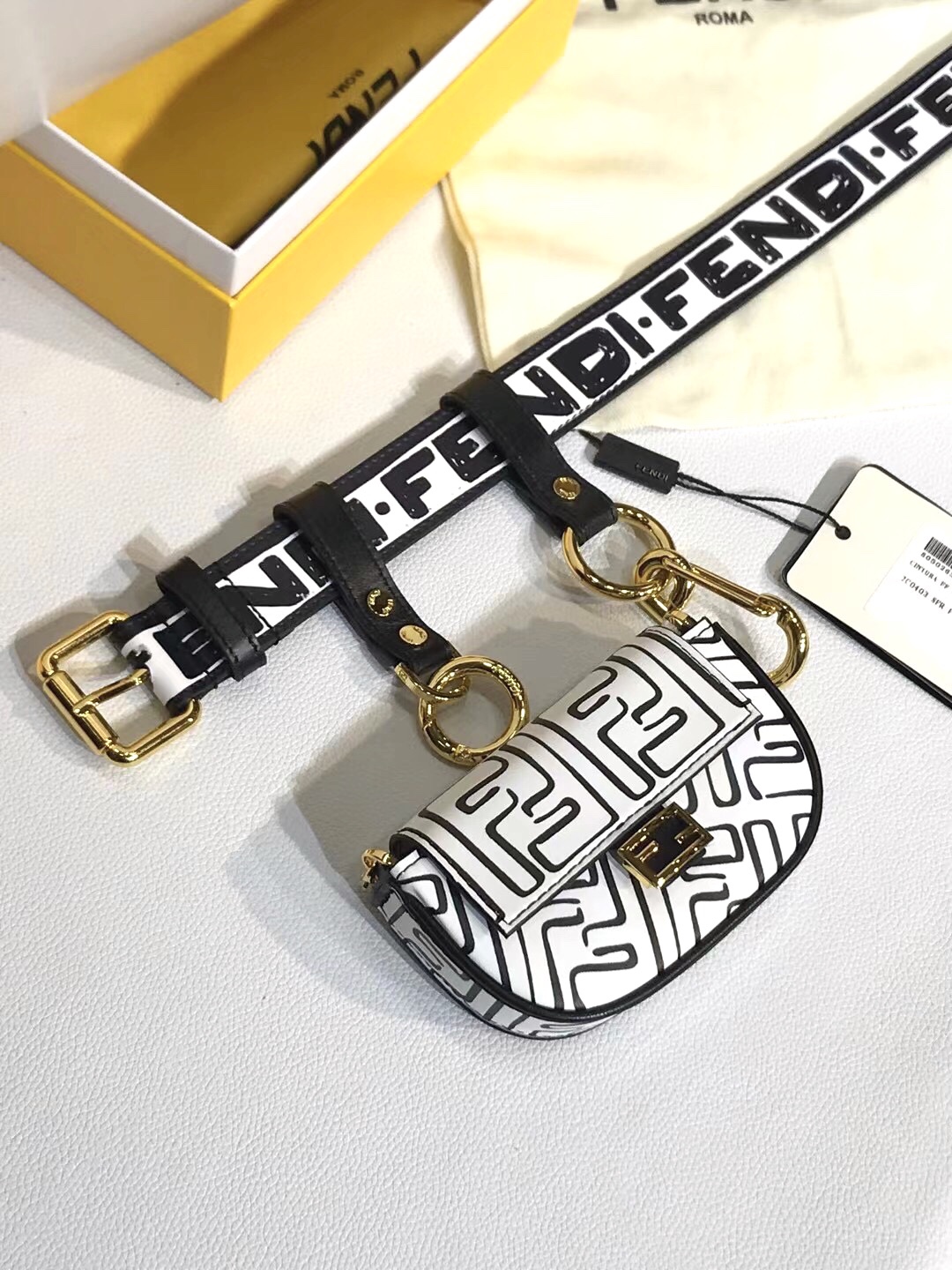 Fendi 五金做工精细 线条流畅 表面光滑 𝐙𝐏电镀工艺 香港通关【𝐇𝐀𝐀𝐒】 进口皮料