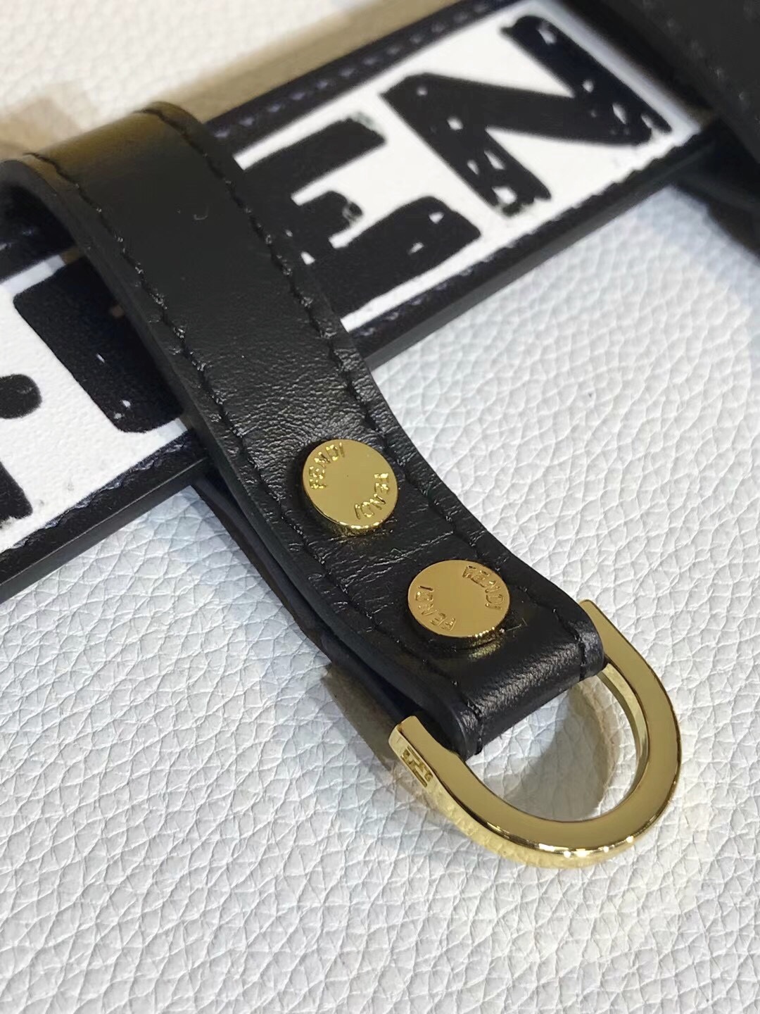 Fendi 五金做工精细 线条流畅 表面光滑 𝐙𝐏电镀工艺 香港通关【𝐇𝐀𝐀𝐒】 进口皮料