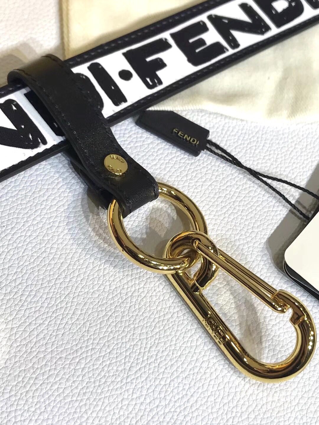 Fendi 五金做工精细 线条流畅 表面光滑 𝐙𝐏电镀工艺 香港通关【𝐇𝐀𝐀𝐒】 进口皮料