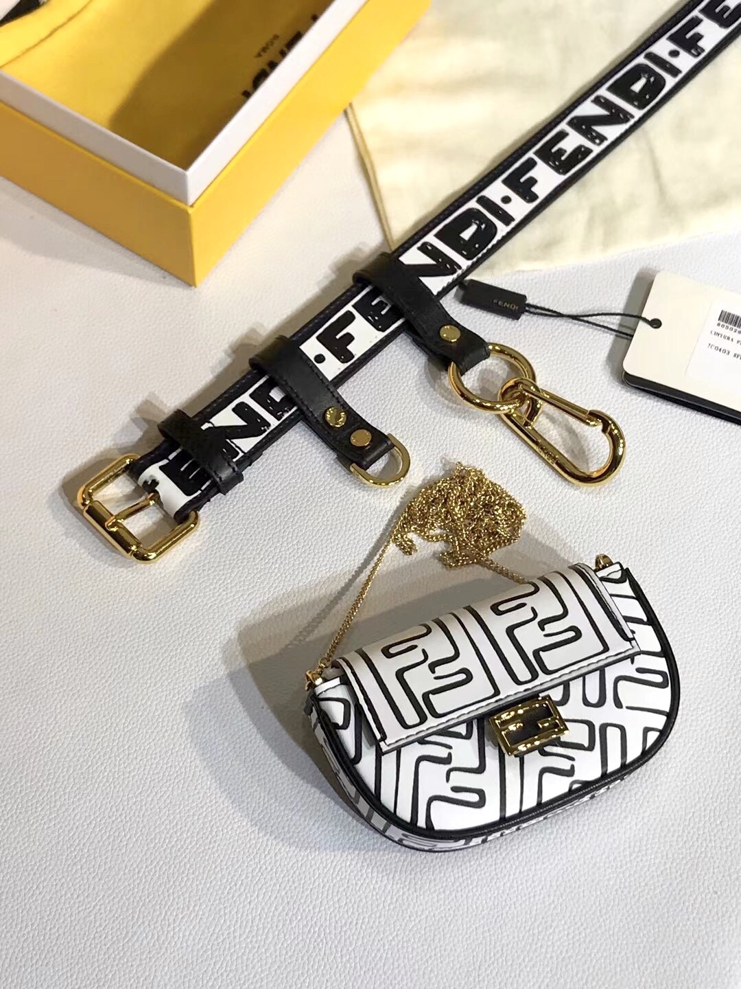 Fendi 五金做工精细 线条流畅 表面光滑 𝐙𝐏电镀工艺 香港通关【𝐇𝐀𝐀𝐒】 进口皮料