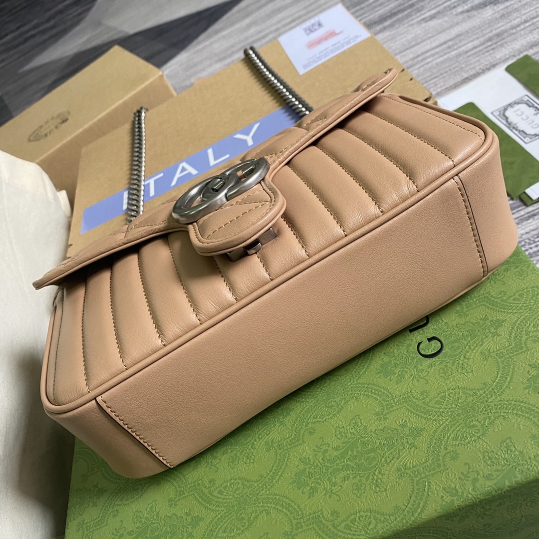 配全套绿色专柜包装️的低调和特别让你成为真名天女包包不一定要追新款选对了颜色就会喜欢！型号443497尺