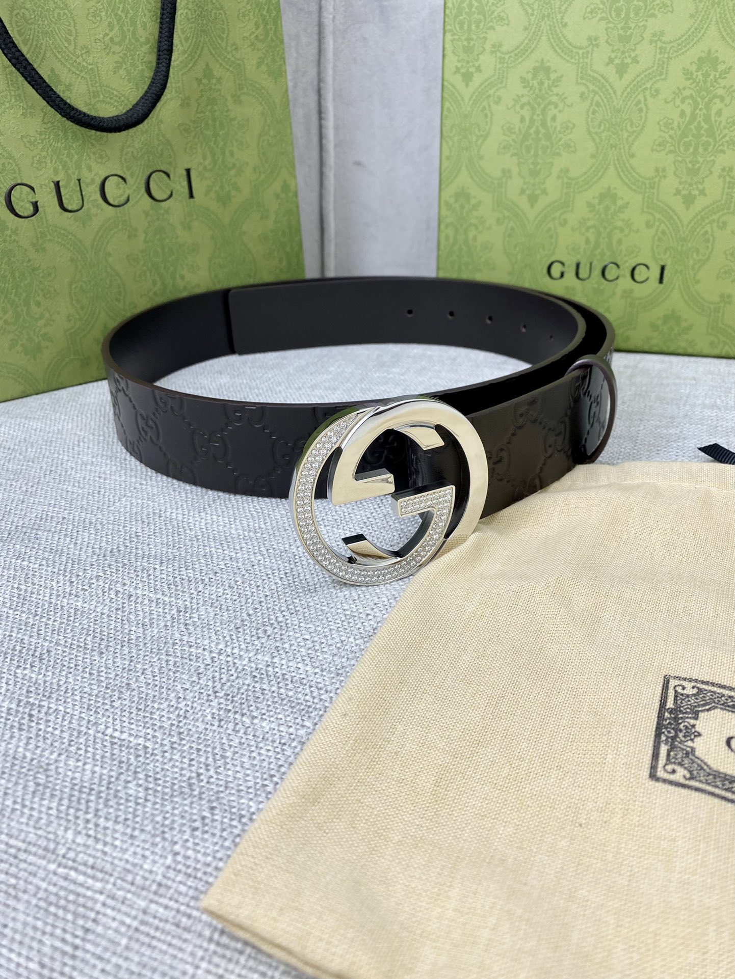 带宽4.0cmGUCCI互扣式双G原单镶钻钢扣腰带采用热压印技术的GucciSignature皮革精制而