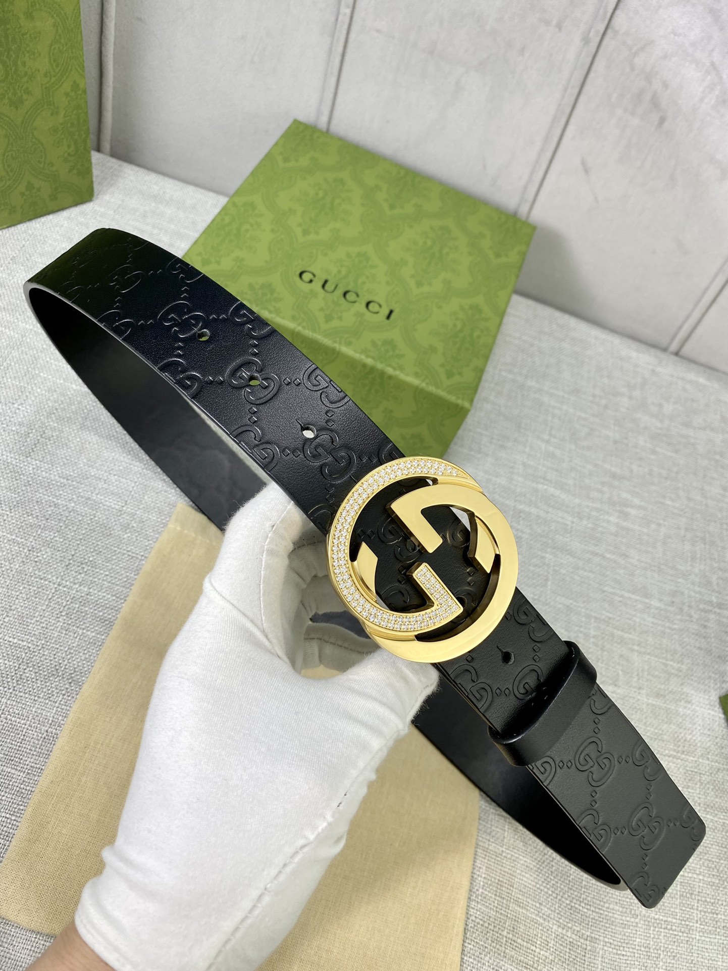 带宽4.0cmGUCCI互扣式双G原单镶钻钢扣腰带采用热压印技术的GucciSignature皮革精制而