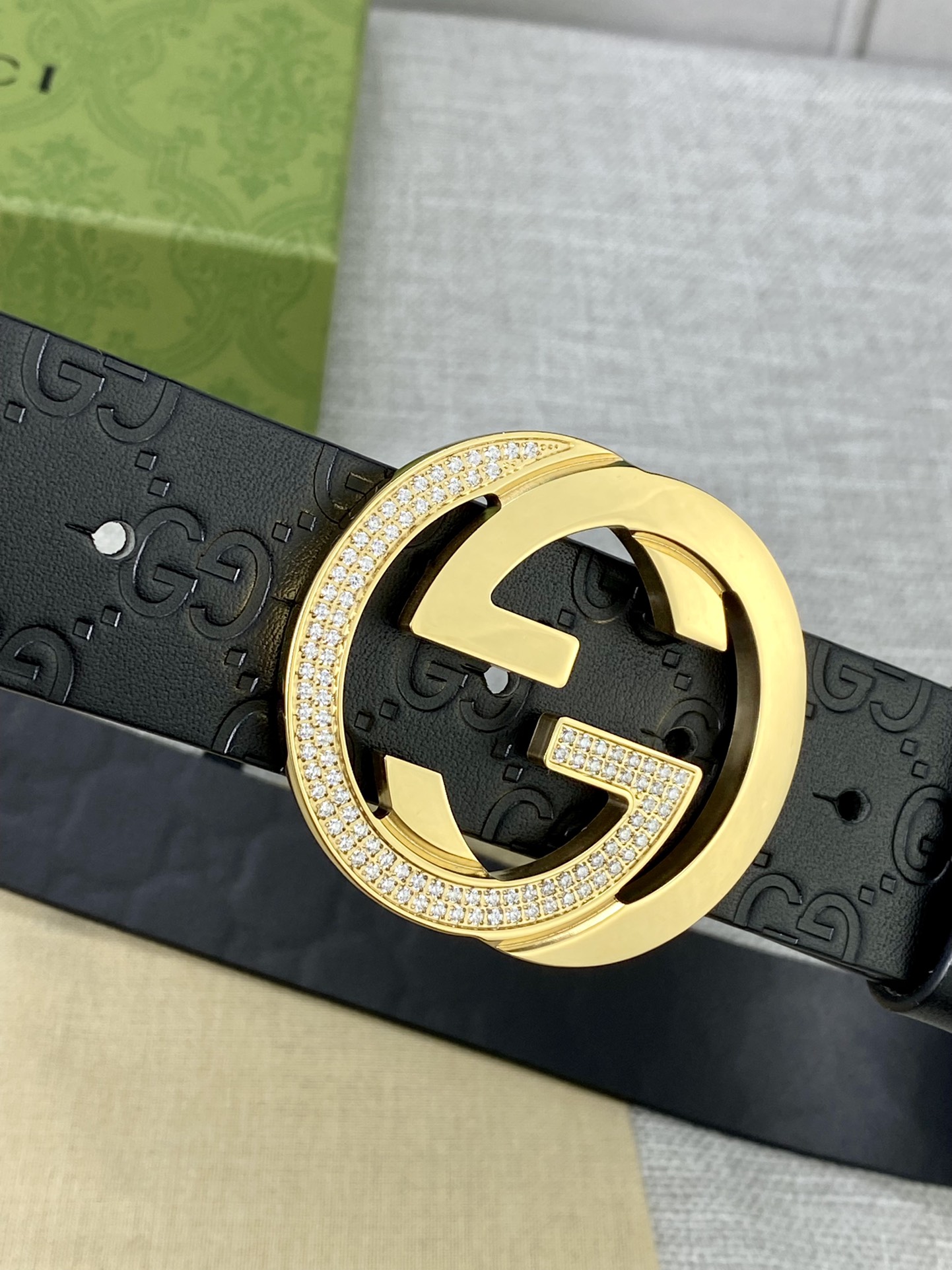 带宽4.0cmGUCCI互扣式双G原单镶钻钢扣腰带采用热压印技术的GucciSignature皮革精制而