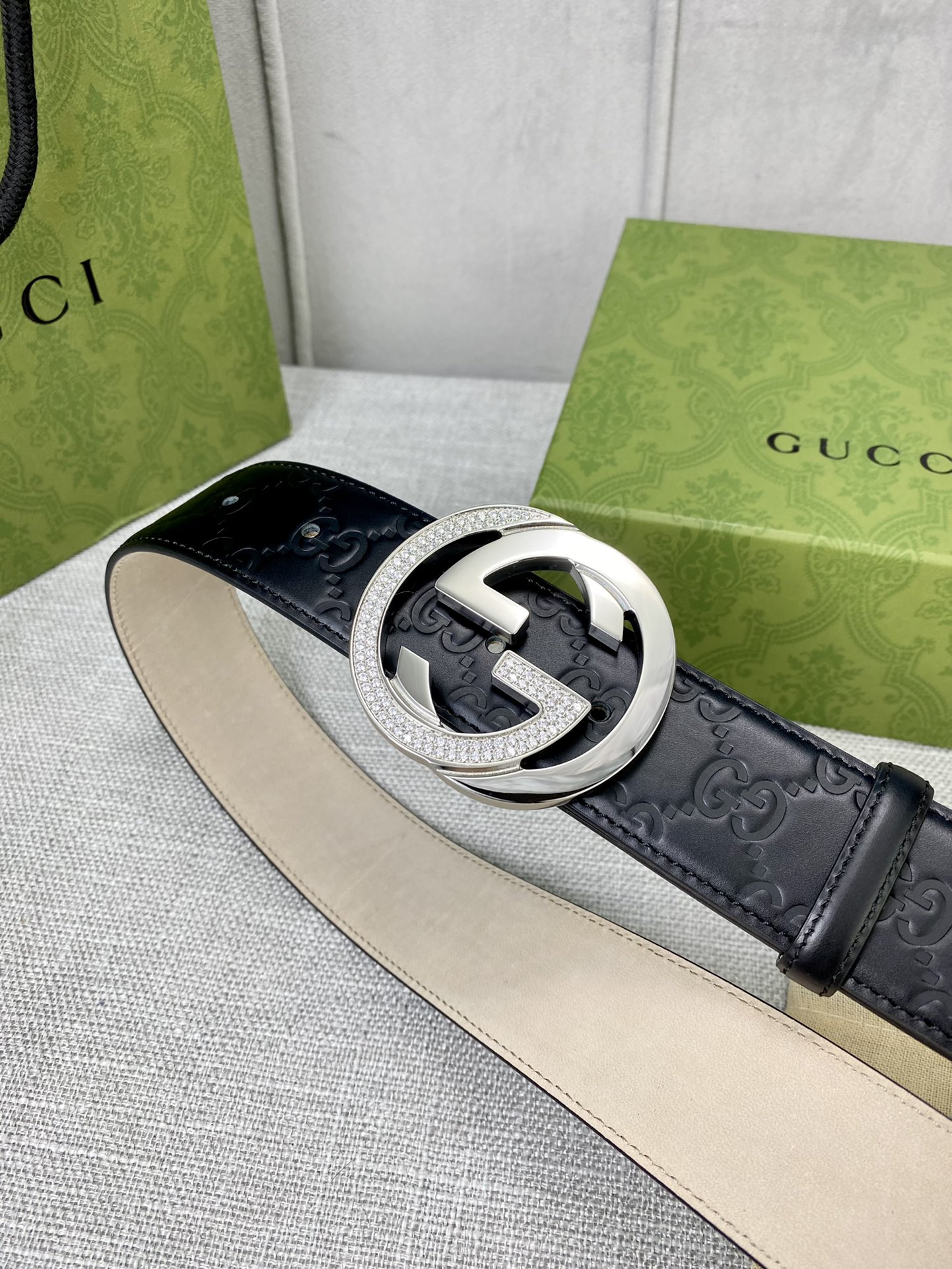 带宽4.0cmGUCCI互扣式双G原单镶钻钢扣腰带采用热压印技术的GucciSignature皮革精制而