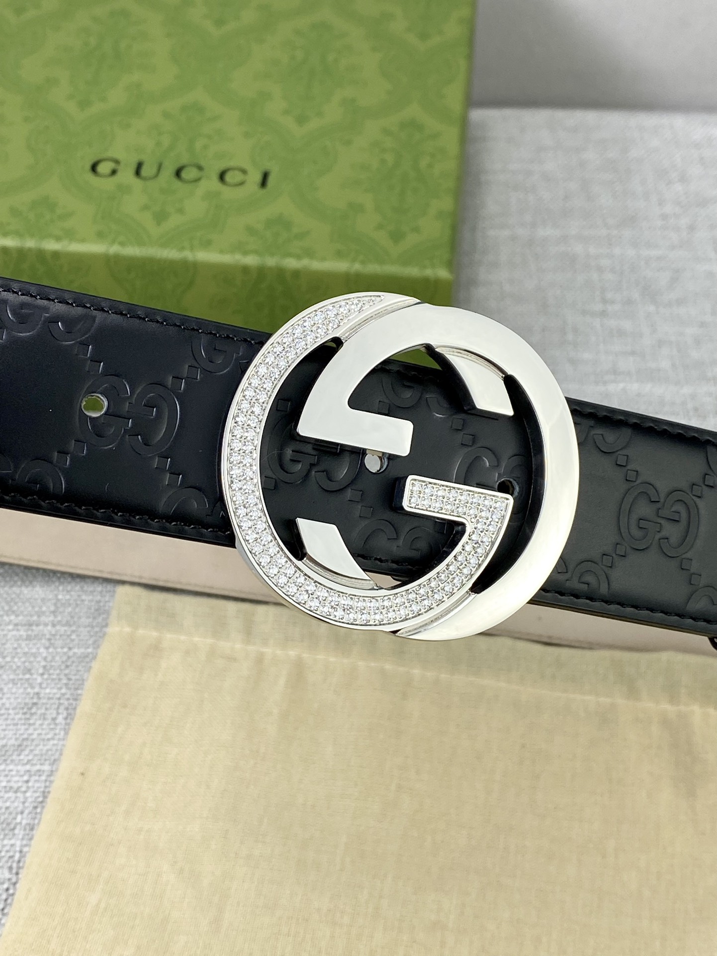 带宽4.0cmGUCCI互扣式双G原单镶钻钢扣腰带采用热压印技术的GucciSignature皮革精制而