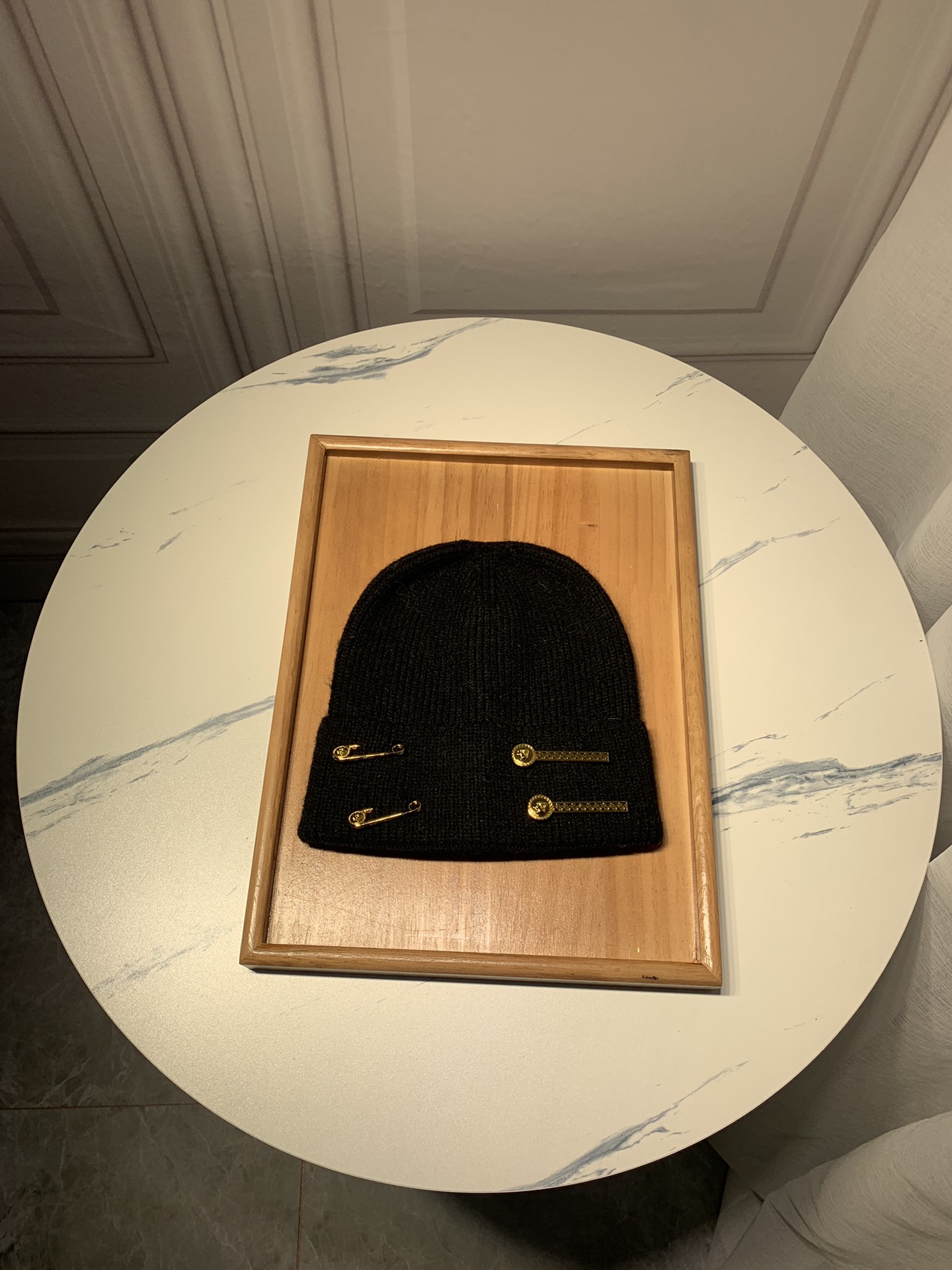 NO:190002,Special offer. Versace. Welfare deal!  !  [Fine wool knit single hat] The new model is on the shelves, a series of hats with fine wool fabric. The density is tight!  The wool knitted fabric feels comfortable and breathable!  The style is novel and unique!  A must-have item on the street, age-reducing and fashionable, very generous!  The hat looks very good!  And the price is very beautiful!  It is a very good item to give to others for your own use!  !  Complete trademark tags!  !  There are many styles and colors!  Hat fisherman hat baseball hat knit hat, hat, versace, espadrilles, hats19860909特价.范思哲.福利特惠！！【细毛线针织单帽】新款上架,特别实惠的一个系列帽子,面料细毛线.密度紧致！毛线针织面料手感舒适透气性好！款式新颖别致！出街必备单品,减龄又时尚,非常大方！帽型特别好看！而且价格非常美丽！送人自用都是非常不错的一款单品哦！！商标吊牌齐全！！款式多多,颜色多多！帽子渔夫帽棒球帽针织帽,帽子,versace,espadrilles,hats,hat