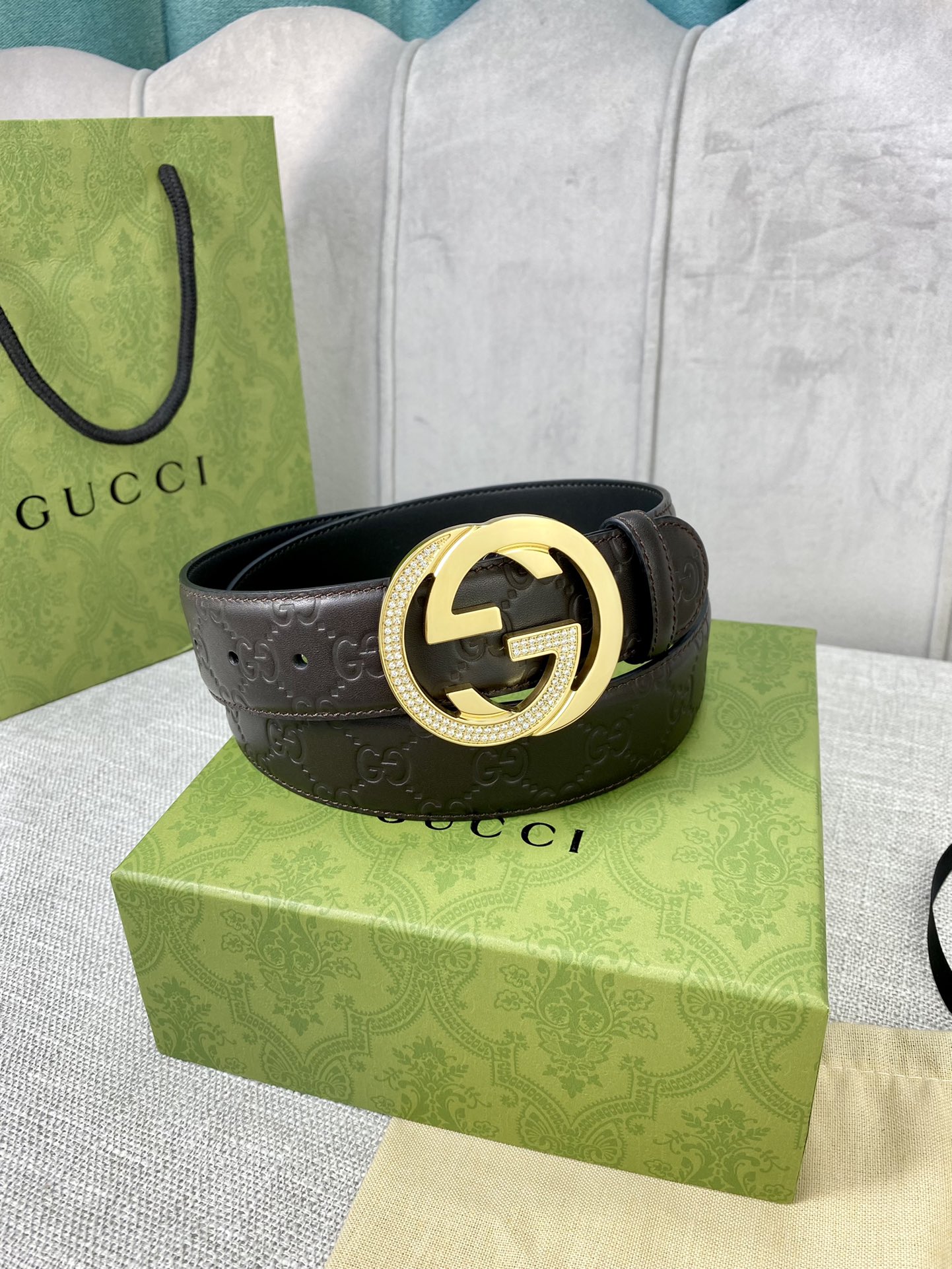 带宽4.0cmGUCCI互扣式双G原单镶钻钢扣腰带采用热压印技术的GucciSignature皮革精制而