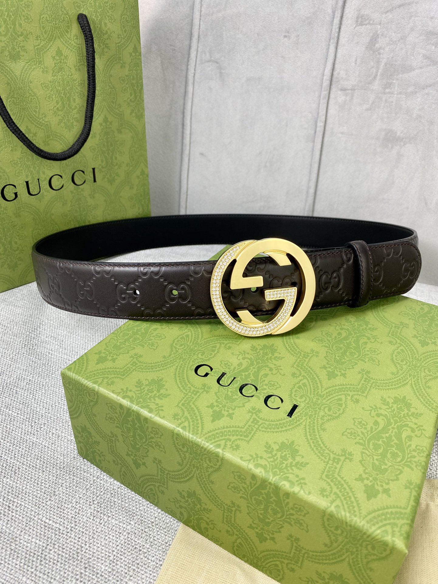 带宽4.0cmGUCCI互扣式双G原单镶钻钢扣腰带采用热压印技术的GucciSignature皮革精制而