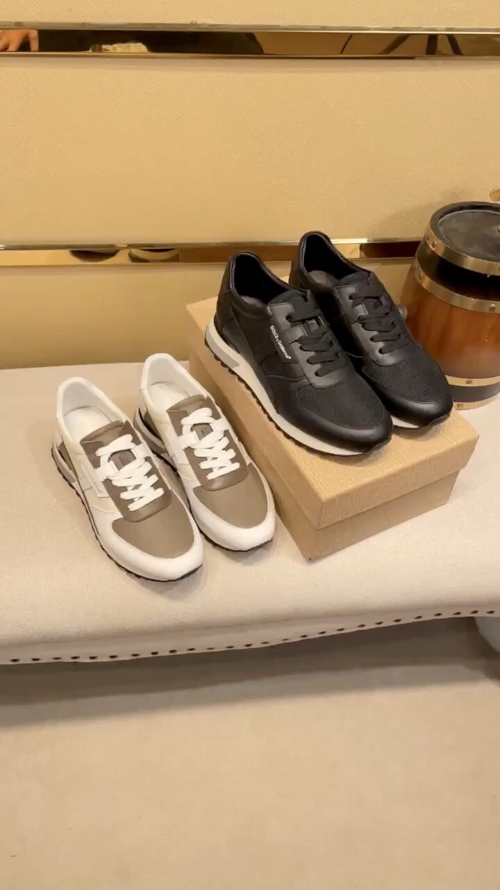 J0  Dolce&Gabbana 杜嘉班纳2021，鞋面进口牛皮，上脚挺刮垂感十足，质感强烈 触感完美 辅料精湛考究 ，色彩亮丽内里羊皮 耐磨橡胶底，高贵典雅舒适度爆棚[得意] 想怎么帅就怎么帅原版大底。官网1:1原版开模可随意出入专柜，这个季节穿出不一样的你，潮男必备款。