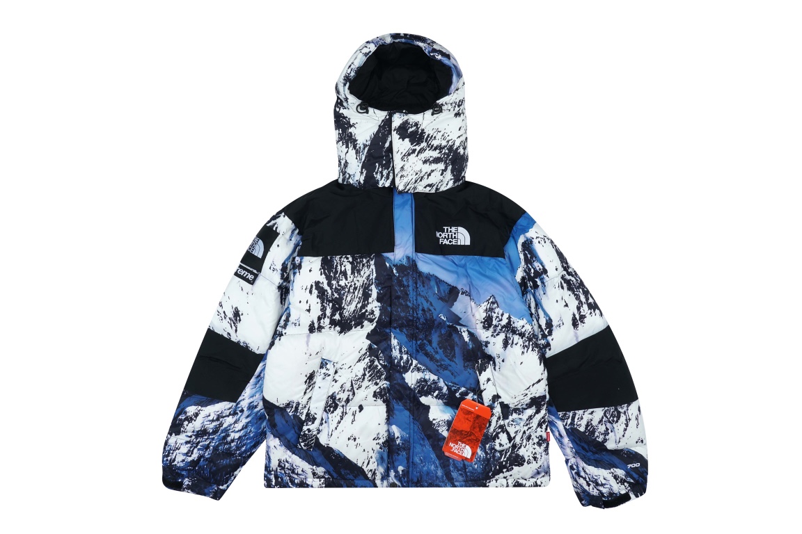 Supreme FW17 The North Face Mountain Baltoro Jacket Blue/White TNF 北面雪山羽绒服
The North Face"的字面含义为山的最寒冷、最艰难一面。它也是The North Face"的产品能够发挥功能的地方。
The North Face。一直致力支持去发现亲近自然。赞助探险家们去征服那些遥远的,人类尚不可触及的角落。
The North Face"的标识,取自于美国Yosemite优胜美地国家公园内的半圆页山Half Dome,这也是等岩爱好者们擎爬花岗石的终极目标。

◽️ 产品信息：
◽️ 填充：RDS认证高品质700高蓬松鹅绒/克重400
◽️ 面料：高密度户外轻度防水材料
◽️ 拉链：YKK吉田ISO 9000品质顶级ZP拉链
◽️ 内胆：340T高端羽绒服防跑绒材料

简单叙述几个数据，以证雪山羽绒服的制作难度，让大家感受一下，对色：75处，五金：11处，辅料：全原版定制9处，不光是图案对色工作/五金/辅料/制作顺序都是研究透测了才开始量产 先后打版三十多件样板衣，终于在第34件样衣诞生时才感到自豪，还原度百分之99.98，面料，内胆，充绒百分百保证与原版一致，壁合拼接都非常细致，面料更是采用激光定位裁剪，所以不会任何不对位的地方，图案采用数码全幅面台版活性印，也就是以色列Kornit Paradigm933技术 俗称“八爪鱼”，耗费的全是金钱更是心血，不仅仅考虑喷涂相似度 同样重要的对位，门襟也要对位，这种印花比例非常讲究，达到正确比例才能够使印花和色彩饱和度达到原版效果，包括雪山上面那朵云，每件面料损耗达到30%～55%损耗，用心程度毋庸置疑，希望大家能够认同，这就是细节的诠释，再给大家一个市面从未提及的点，雪山面料是混合纤维 那么混合纤维四个字包含多少信息呢，需要在材料下面复合一层防水透气层，最后复合一层内衬 这就大大的提升了视觉上的质感，厚实度从而达到抗风抗皱保暖的效果，YKK定制拉链，耗费巨资对版开模定做，极其稀有，国内没几家能做出这么高难度的产品，可随处对比任何版本，拉链绝对不同，这才是正确版本，可以对版和检测，总的来说，我们研发的方向是内外兼修 。
尺码：S-2xl