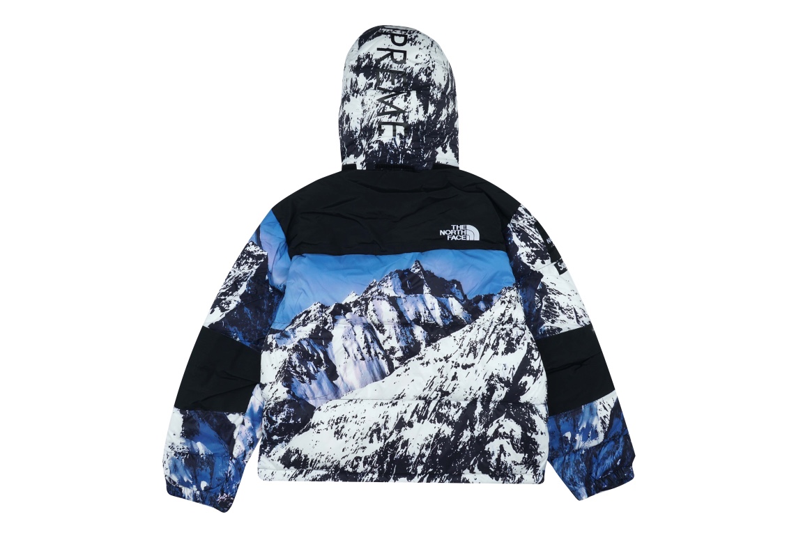 Supreme FW17 The North Face Mountain Baltoro Jacket Blue/White TNF 北面雪山羽绒服
The North Face"的字面含义为山的最寒冷、最艰难一面。它也是The North Face"的产品能够发挥功能的地方。
The North Face。一直致力支持去发现亲近自然。赞助探险家们去征服那些遥远的,人类尚不可触及的角落。
The North Face"的标识,取自于美国Yosemite优胜美地国家公园内的半圆页山Half Dome,这也是等岩爱好者们擎爬花岗石的终极目标。

◽️ 产品信息：
◽️ 填充：RDS认证高品质700高蓬松鹅绒/克重400
◽️ 面料：高密度户外轻度防水材料
◽️ 拉链：YKK吉田ISO 9000品质顶级ZP拉链
◽️ 内胆：340T高端羽绒服防跑绒材料

简单叙述几个数据，以证雪山羽绒服的制作难度，让大家感受一下，对色：75处，五金：11处，辅料：全原版定制9处，不光是图案对色工作/五金/辅料/制作顺序都是研究透测了才开始量产 先后打版三十多件样板衣，终于在第34件样衣诞生时才感到自豪，还原度百分之99.98，面料，内胆，充绒百分百保证与原版一致，壁合拼接都非常细致，面料更是采用激光定位裁剪，所以不会任何不对位的地方，图案采用数码全幅面台版活性印，也就是以色列Kornit Paradigm933技术 俗称“八爪鱼”，耗费的全是金钱更是心血，不仅仅考虑喷涂相似度 同样重要的对位，门襟也要对位，这种印花比例非常讲究，达到正确比例才能够使印花和色彩饱和度达到原版效果，包括雪山上面那朵云，每件面料损耗达到30%～55%损耗，用心程度毋庸置疑，希望大家能够认同，这就是细节的诠释，再给大家一个市面从未提及的点，雪山面料是混合纤维 那么混合纤维四个字包含多少信息呢，需要在材料下面复合一层防水透气层，最后复合一层内衬 这就大大的提升了视觉上的质感，厚实度从而达到抗风抗皱保暖的效果，YKK定制拉链，耗费巨资对版开模定做，极其稀有，国内没几家能做出这么高难度的产品，可随处对比任何版本，拉链绝对不同，这才是正确版本，可以对版和检测，总的来说，我们研发的方向是内外兼修 。
尺码：S-2xl