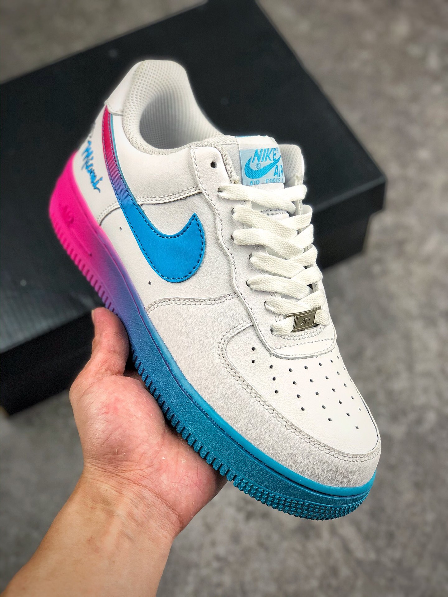 本地自取 支持放店
Nike Air Force 1 Low 粉蓝
空军一号低帮休闲板鞋 
原厂皮料 原楦原纸板 纯正版型 高清洁度 内置全掌气垫
货号：315112-116
Size：36 36.5 37.5 38 38.5 39 40 40.5 41 42 42.5 43 44 44.5 45