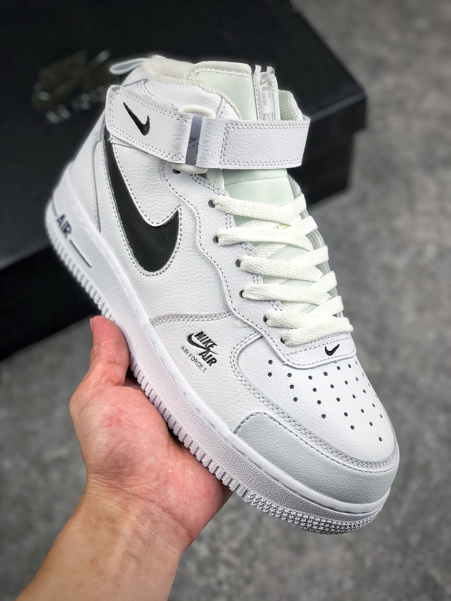 本地自取 支持放店
 Nk Air Force 1 Mid Premium“Shadow Grey”空军一号全白配色侧面Logo3M反光中帮板鞋 CV3039-108
#全身荔枝牛纹移膜革 内置全掌Air Sole气垫 全新改良机能=提拉设计后跟 放大LOGO印花镂空钩子内腰
尺码：36 36.5 37.5 38 38.5 39 40 40.5 41 42 42.5 43 44 44.5 45