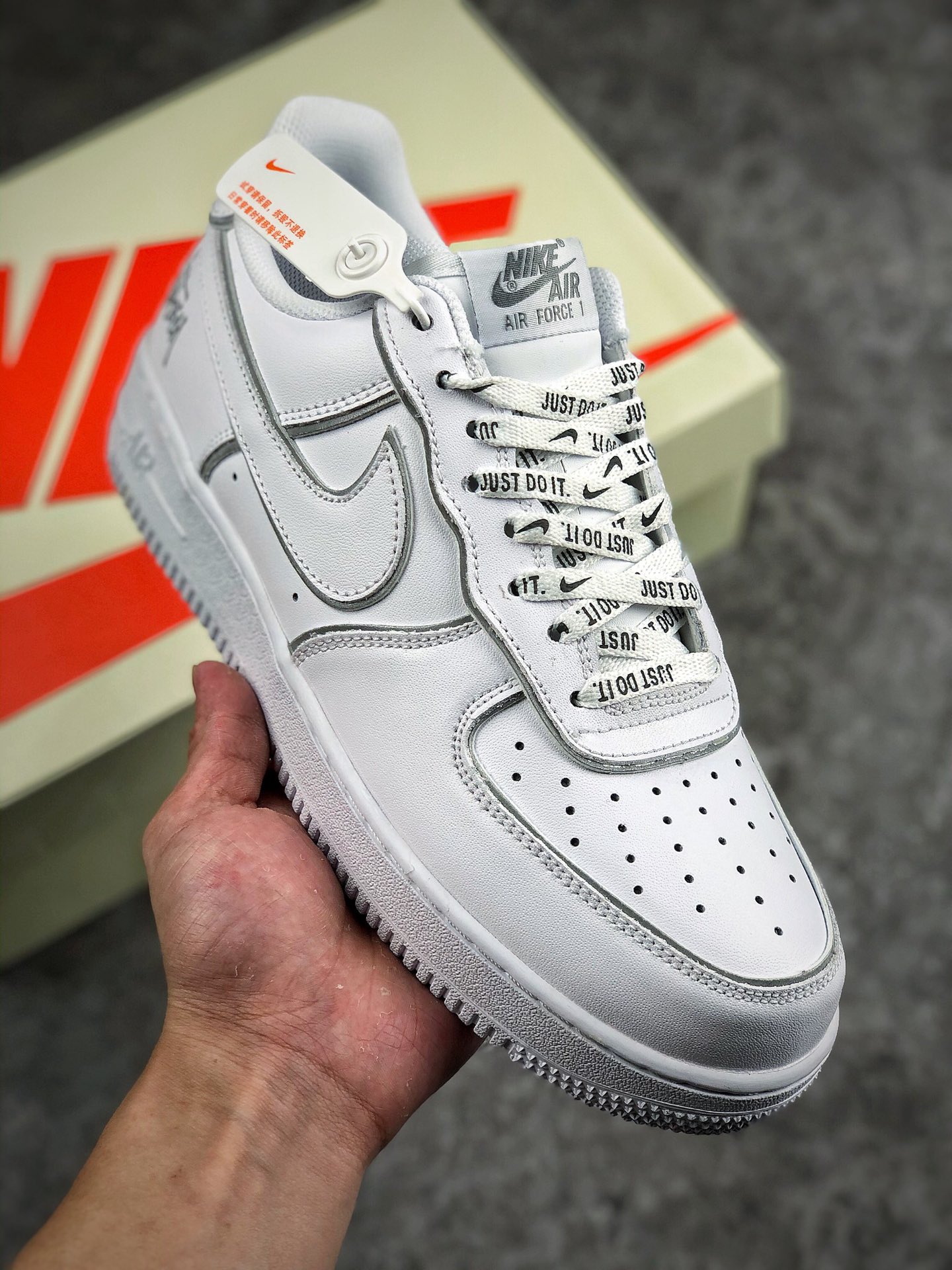 本地自取 支持放店
Nike Air Force 1 Mid 3M反光效果
空军一号低帮休闲板鞋 
原厂皮料 原楦原纸板 纯正版型 高清洁度 内置全掌气垫
货号：CZ0270-105
Size：36 36.5 37.5 38 38.5 39 40 40.5 41 42 42.5 43 44 44.5 45