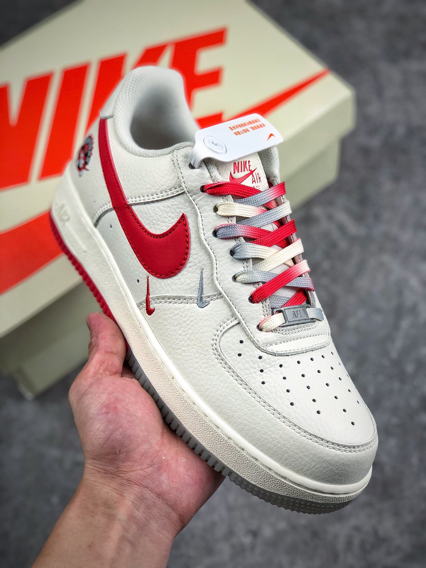 本地自取 支持放店
Nike Air Force 1 Low “米银红反光”
空军一号低帮休闲板鞋 
原厂皮料 原楦原纸板 纯正版型 高清洁度 内置全掌气垫
货号：CH2608-216
Size：36 36.5 37.5 38 38.5 39 40 40.5 41 42 42.5 43 44 44.5 45