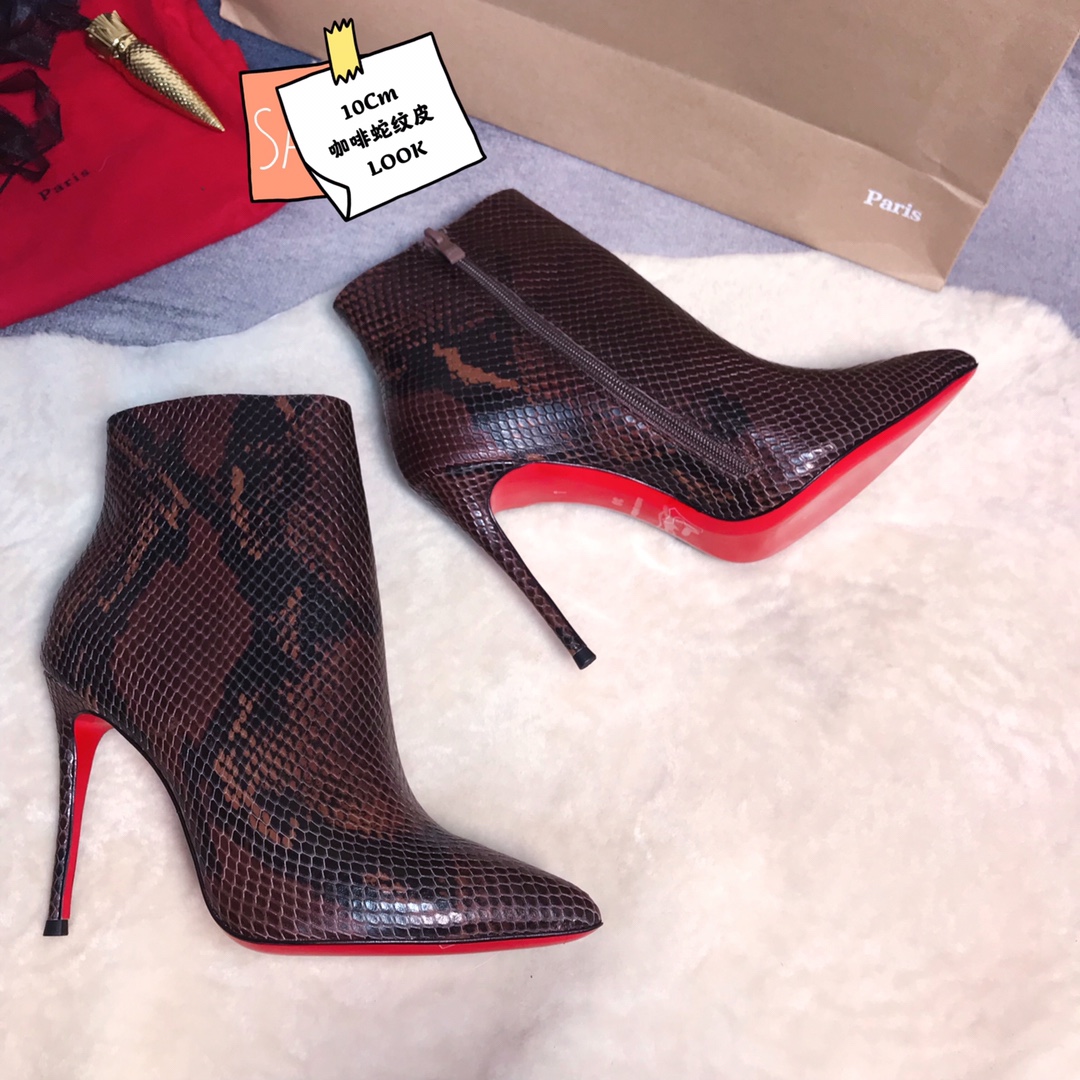 NO:337173,High-end customized autumn and winter snakeskin boots series!  H10Cm, size 34-43. Private mold trademark zipper. 902-002. Coffee snake skin, sheepskin, leather large styling. Official website synchronization Standard European code Reference:902-002 Color:brown Material:snake Leather Lining:sheep leather Heel height:10Cm Sole:leather sole Size:EUR 34-43 (US 4-11):,,christian louboutin,boots,sheepskin,snakeskin19860909高端订制 秋冬蛇皮靴系列！ H10Cm,尺码34-43码.私模商标拉链.902-002.咖蛇纹皮,羊皮里,真皮大厎.官网同步 标准欧码 Reference:902-002 Color:brown Material:snake Leather Lining:sheep leather Heel heigh:10Cm Sole:leather sole Size:EUR 34－43（US 4一11) :,,christian louboutin,boots,sheepskin,snakeskin,Women's Shoes