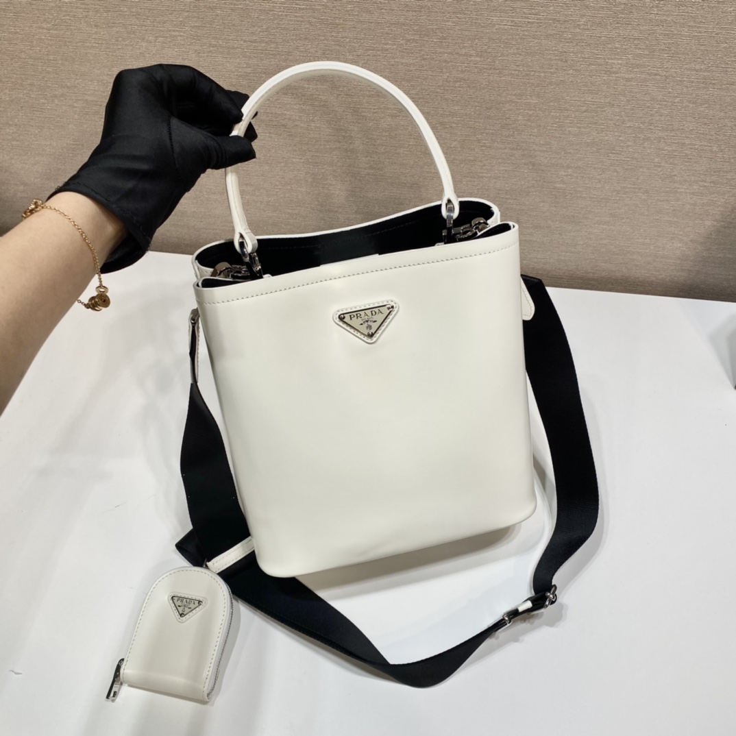 PRADA普拉达亮面皮革Panier手袋1BA212