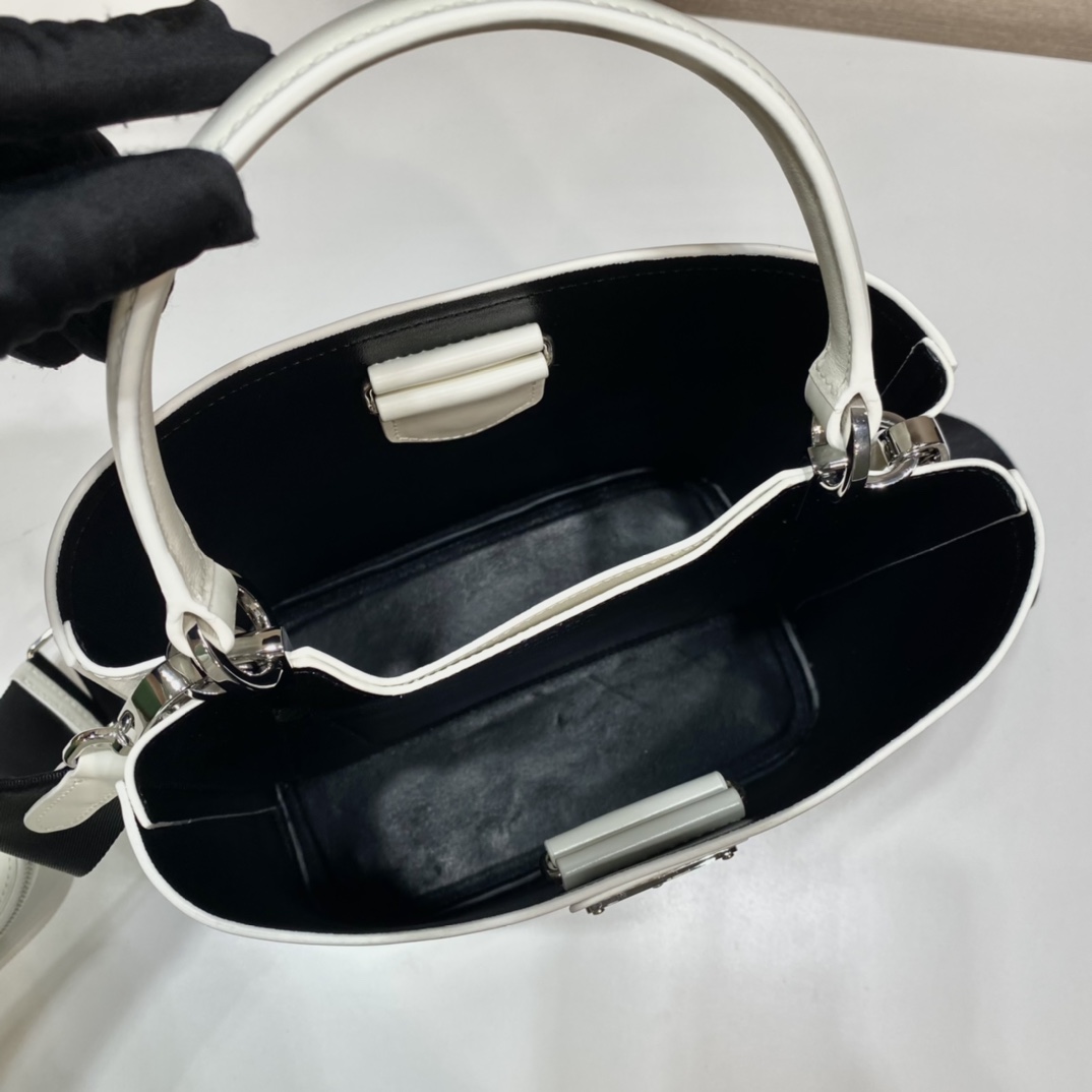 PRADA普拉达亮面皮革Panier手袋1BA212