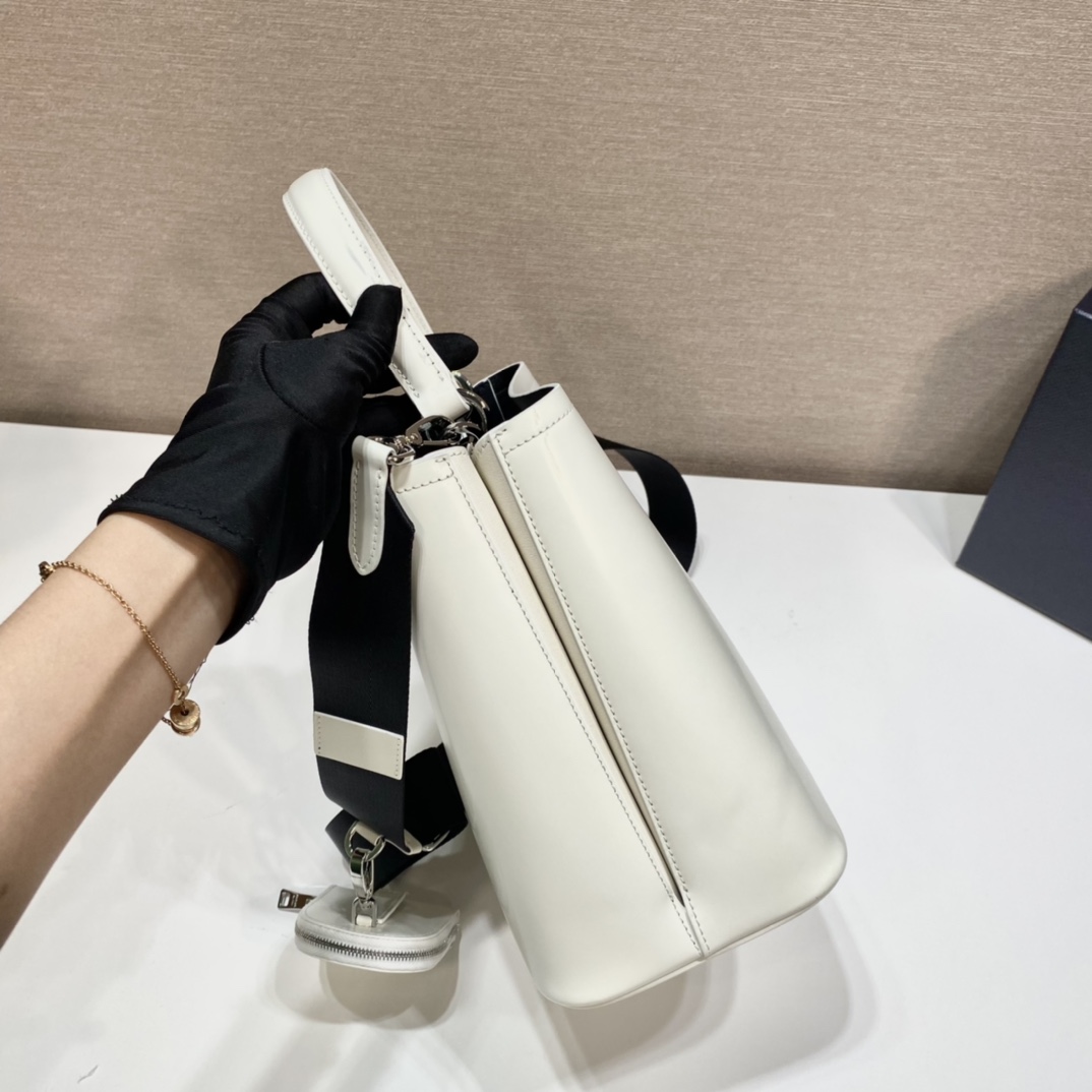 PRADA普拉达亮面皮革Panier手袋1BA212