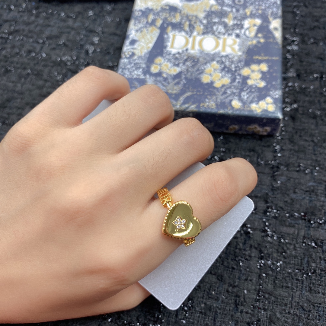 编码R026   
🛍戒指热销款火爆上新❣
🛍同步专柜‼独家高端品质实拍图‼代购级别‼做工精致细腻👍重工