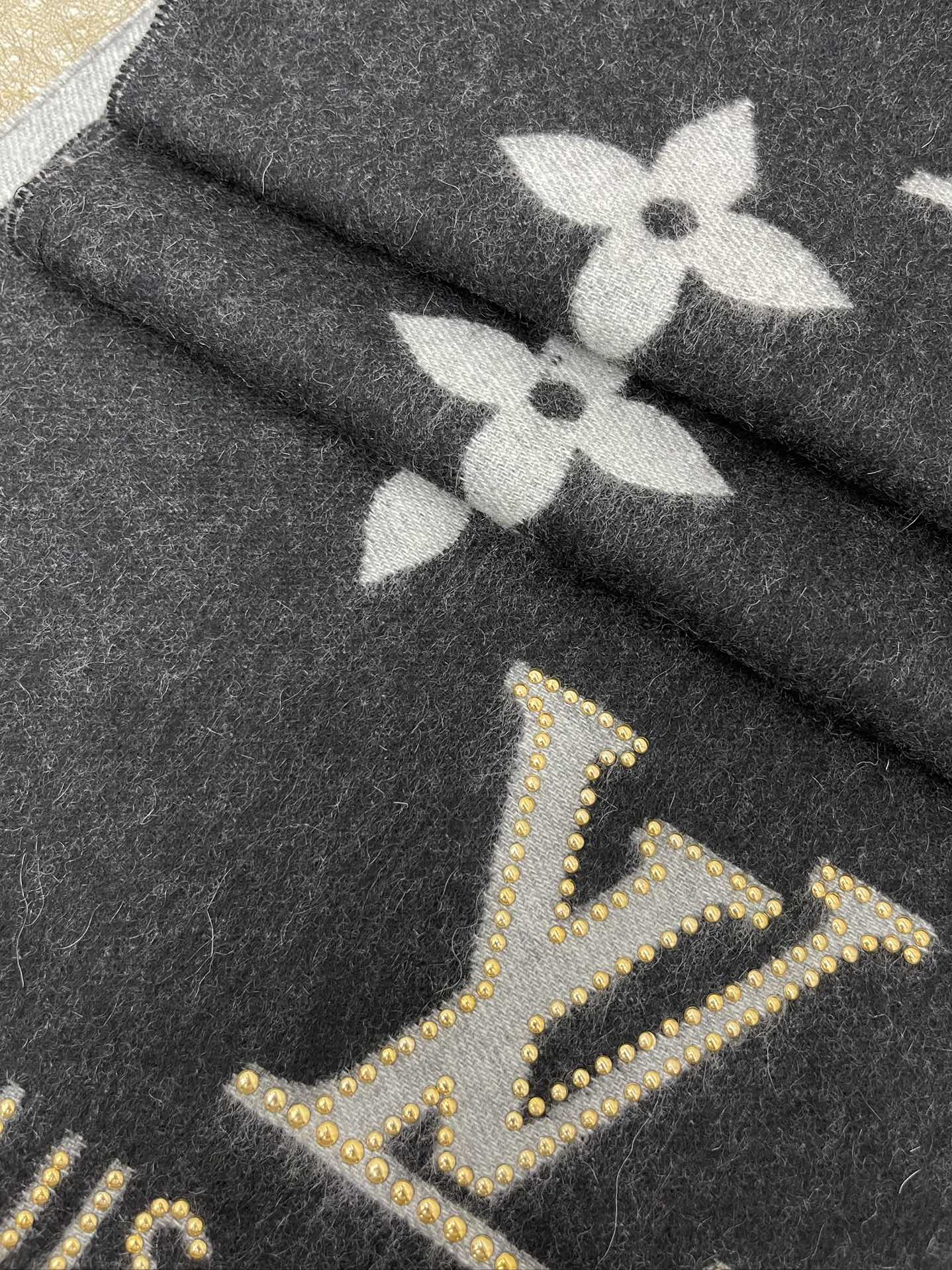 LV路易威登铆钉羊绒围巾披肩M71588