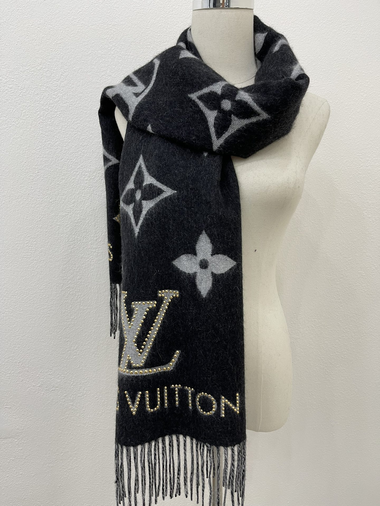 LV路易威登铆钉羊绒围巾披肩M71588