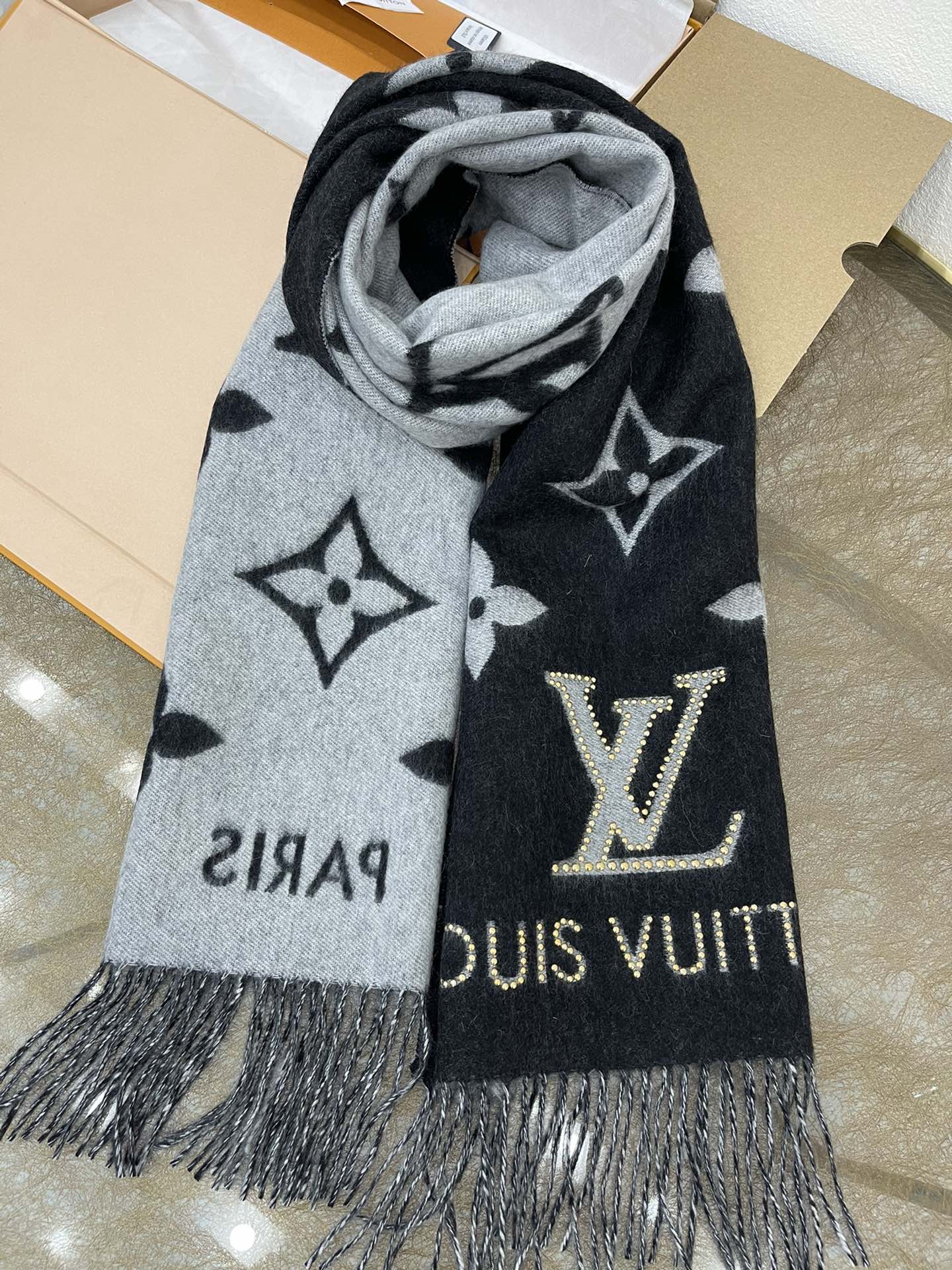 LV路易威登铆钉羊绒围巾披肩M71588