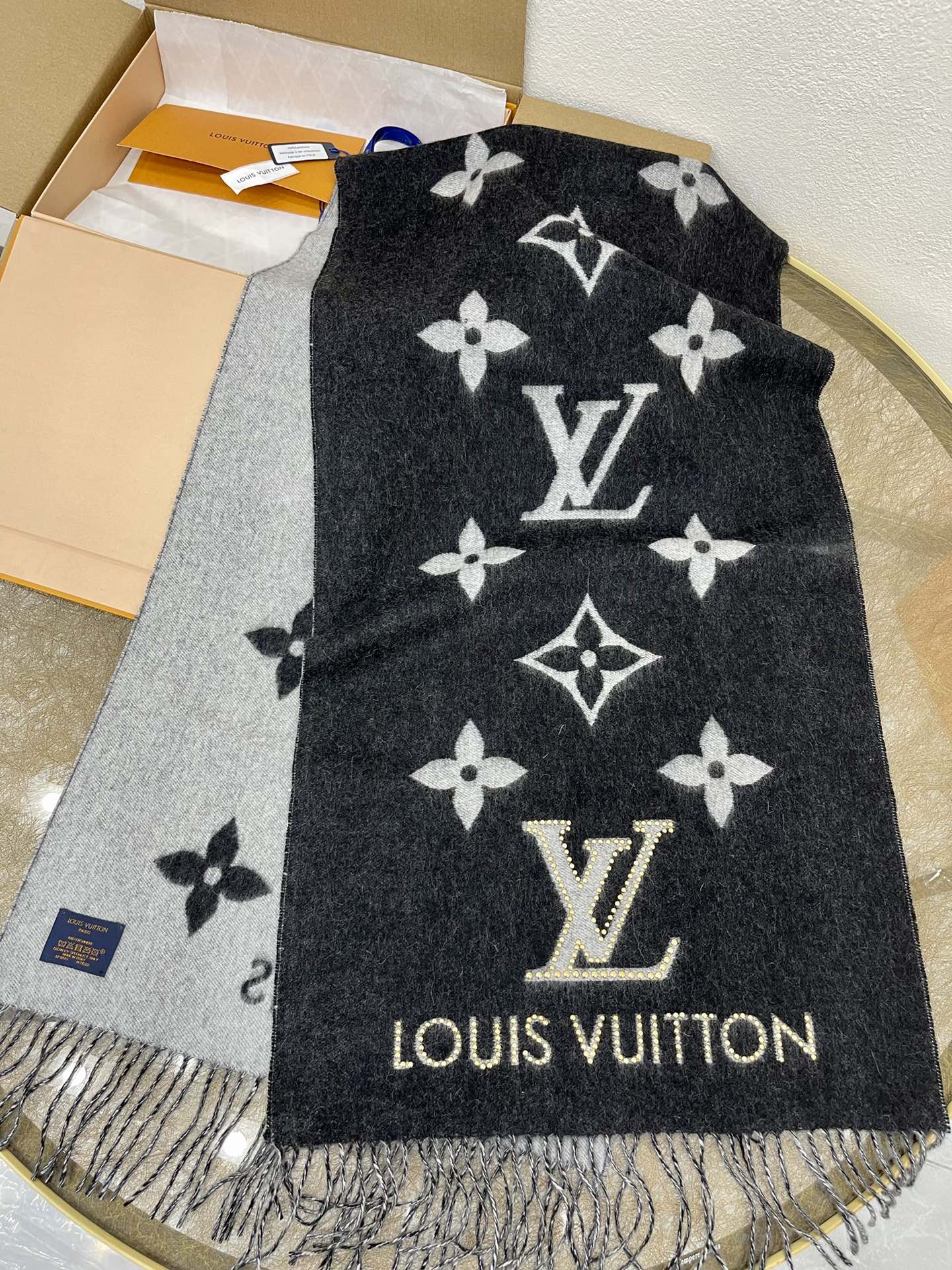 LV路易威登铆钉羊绒围巾披肩M71588