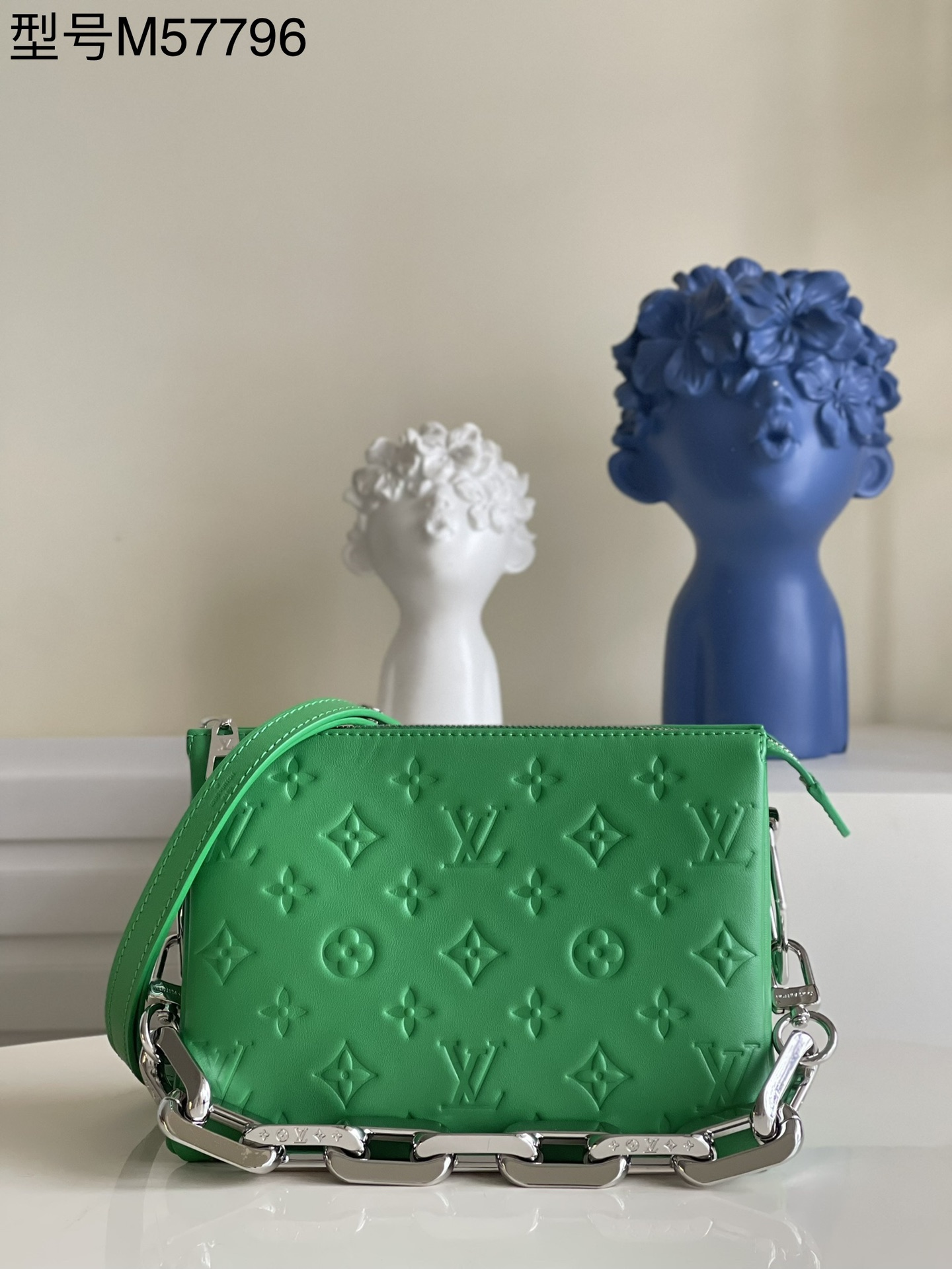 NO:397824,[Exclusive real shot of M57796 green] Coussin BB handbag shines in spring and summer fashion show. Monogram embossed fluffy sheepskin creates a pillow-back configuration, injecting avant-garde style into a simple design. You can use shoulder straps crossbody or incarnate chain bags, or you can carry them under your armpits. Detailed features 20 x 16 x 12 cm ys.,LV [original leather],louis vuitton,sheepskin19860909【独家实拍M57796绿色】Coussin BB手袋于 春夏时装秀大放异彩.Monogram 压纹蓬松绵羊皮打造靠枕构型,为简约设计注入前卫风范.可利用肩带斜挎或化身链条法棍包,亦可于腋下携带.详细特征20 x 16 x 12 厘米 ys.,LV【原厂皮】,louis vuitton,sheepskin,Bag