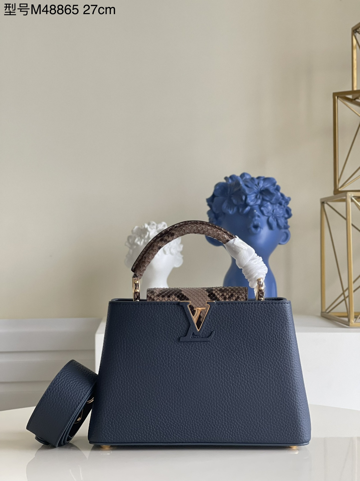 NO:397826,【Exclusive real photo M48865 dark blue snake pattern small】This Capucines BB handbag is made of deep dyed Taurillon leather, with gorgeous python leather embellished with handles and flip cover. Whether carrying or wearing a wide shoulder strap on the shoulder, it can release the attention style in any occasion. Detailed features 27 x 18 x 9 cm N.,LV [original leather],louis vuitton,snakeskin19860909【独家实拍M48865 深蓝拼蛇纹 小号】本款 Capucines BB手袋取材深染 Taurillon 皮革,以华丽蟒蛇皮点缀手柄和翻盖.无论手提或系上宽肩带肩背,均可在任意场合释放瞩目格调.详细特征27 x 18 x 9 厘米 N.,LV【原厂皮】,louis vuitton,snakeskin,Bag