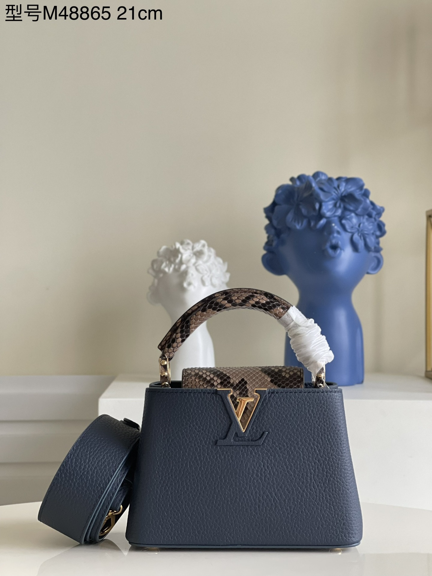 NO:397828,【Exclusive real photo M48865 dark blue snake pattern mini】This Capucines mini handbag is made of deep dyed Taurillon leather, with gorgeous python leather embellished with handles and flip cover. Whether carrying or wearing a wide shoulder strap on the shoulder, it can release the attention style in any occasion. Detailed features 21 x 14 x 8 cm N.,LV [original leather],louis vuitton,snakeskin19860909【独家实拍M48865 深蓝拼蛇纹 迷你】本款 Capucines mini手袋取材深染 Taurillon 皮革,以华丽蟒蛇皮点缀手柄和翻盖.无论手提或系上宽肩带肩背,均可在任意场合释放瞩目格调.详细特征21 x 14 x 8 厘米 N.,LV【原厂皮】,louis vuitton,snakeskin,Bag