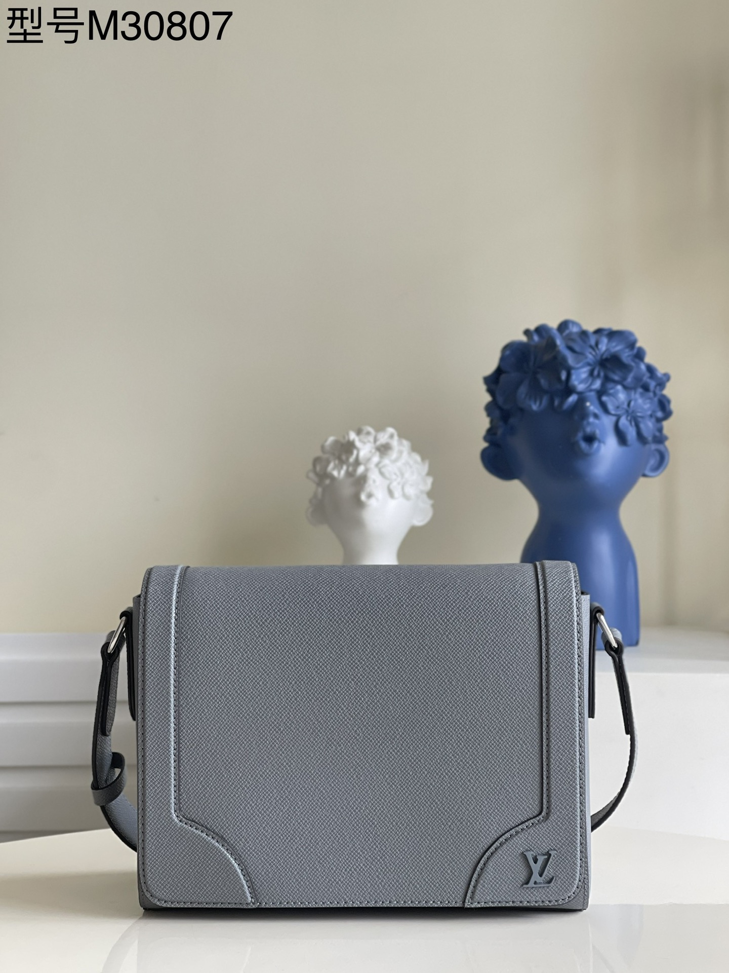 NO:397834,【Exclusive real photo M30807 gray】M30807 new New Flap messenger bag has the delicate texture of Taga embossed leather, which reinforcing the corners to evoke the memory of Louis Vuitton's traditional box making. The metal LV logo adds a brand logo, and the body-fitting design and adjustable shoulder straps accompany contemporary men to various daytime occasions. Detailed features 28.3 x 18.3 x 4.3 cm M.730, LV [original leather], louis vuitton, louis vuitton19860909【独家实拍M30807灰】M30807 全新 New Flap 邮差包拥有 Taga 压纹皮革的细腻质感,以加固边角唤起对路易威登制箱传统的记忆.金属 LV 标识再添品牌标志,贴合身形的设计和可调节肩带陪伴当代男士穿梭各式日间场合.详细特征28.3 x 18.3 x 4.3 厘米 M.730,LV【原厂皮】,louis vuitton,louis vuitton,Bag