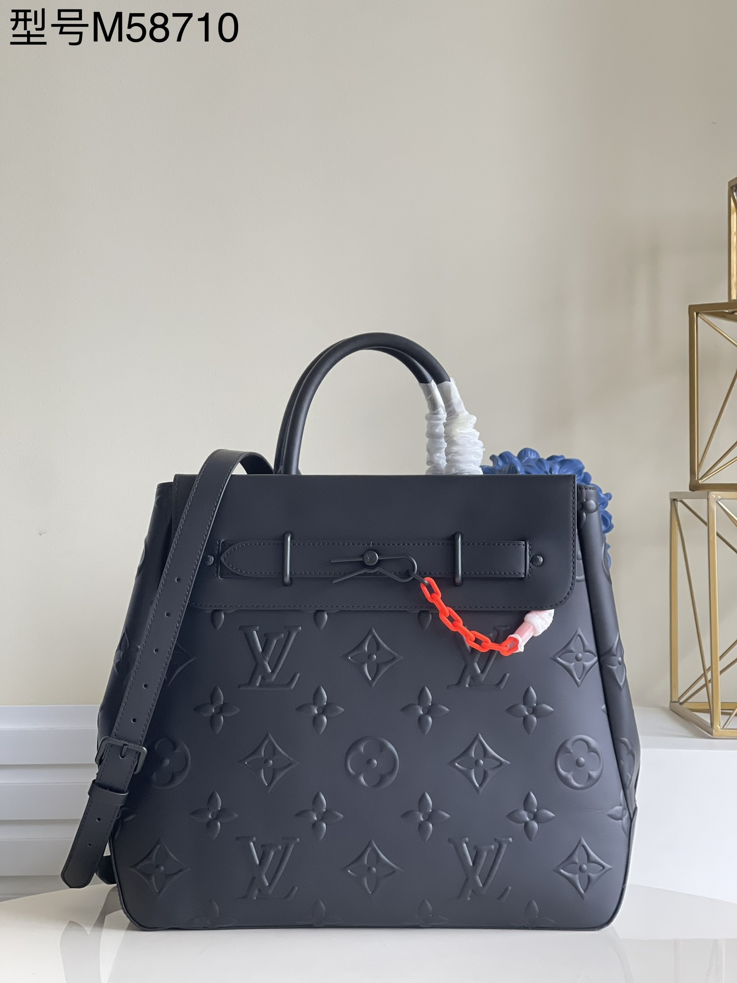 NO:397840,[Exclusive real photo M58710] Steamer Tote handbag is decorated with Monogram embossed cowhide leather. The front and rear outer bags are equipped with magnetic buckles, and the spacious inner bags can safely store accompanying items. Detailed features 62 x 56 x 20 cm M. 1300 [Warm reminder that this crossbody is too big and does not fit in packaging!  】,LV【Original Skin】,louis vuitton,cowhide19860909【独家实拍M58710】Steamer Tote 手袋为 Monogram 压纹牛皮点缀霓虹链条装饰.前后外袋配有磁扣,宽敞内袋稳妥收纳随行物品.详细特征62 x 56 x 20 厘米 M. 1300【温馨提示此款斜挎太大,不配包装！】,LV【原厂皮】,louis vuitton,cowhide,Bag