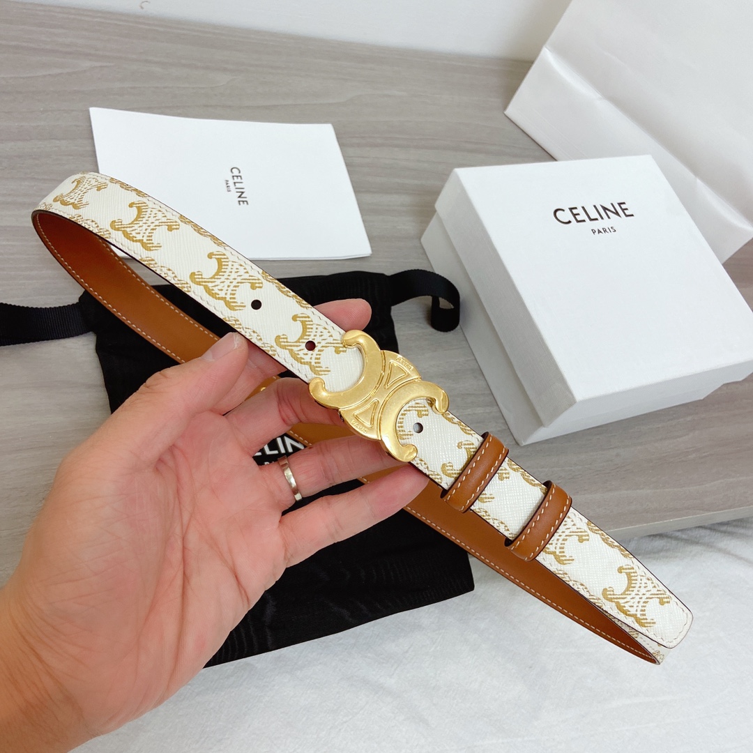 🉐️ CELINE 这款皮带雅致而柔美，可为各类着装增添一丝精致休闲的气息。窄款皮带由品牌标志图案的牛皮