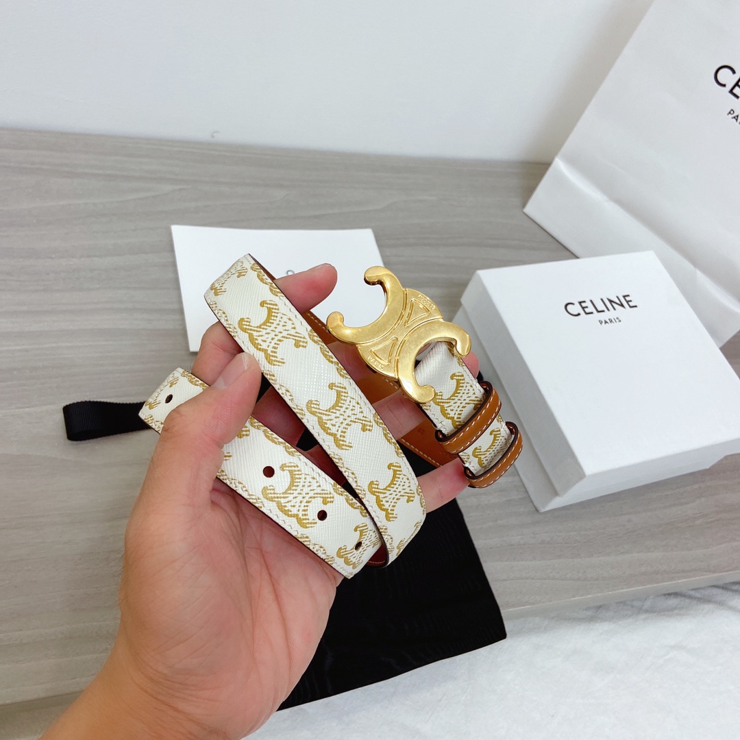 🉐️ CELINE 这款皮带雅致而柔美，可为各类着装增添一丝精致休闲的气息。窄款皮带由品牌标志图案的牛皮