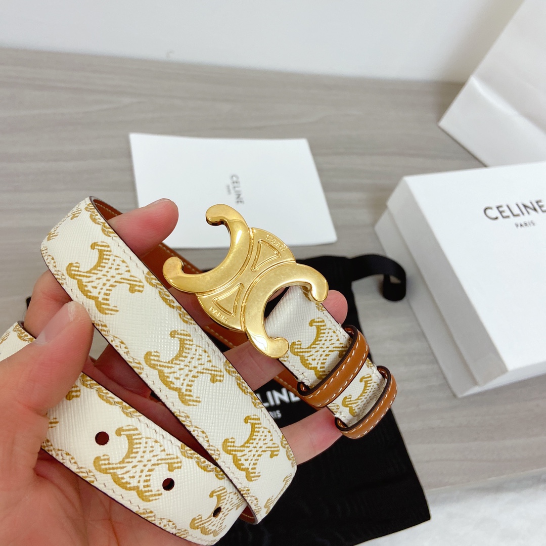 🉐️ CELINE 这款皮带雅致而柔美，可为各类着装增添一丝精致休闲的气息。窄款皮带由品牌标志图案的牛皮