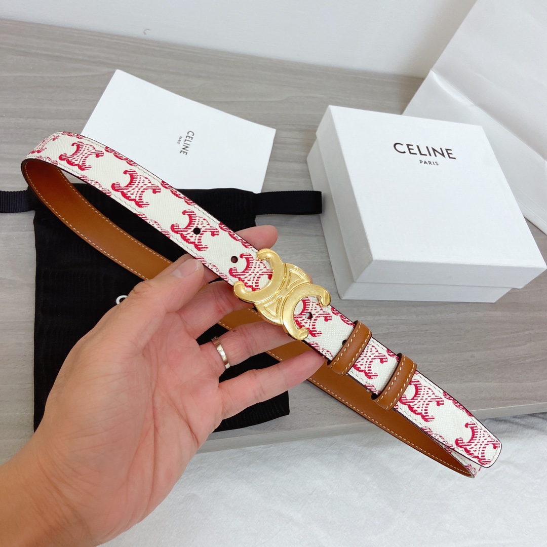🉐️ CELINE 这款皮带雅致而柔美，可为各类着装增添一丝精致休闲的气息。窄款皮带由品牌标志图案的牛皮