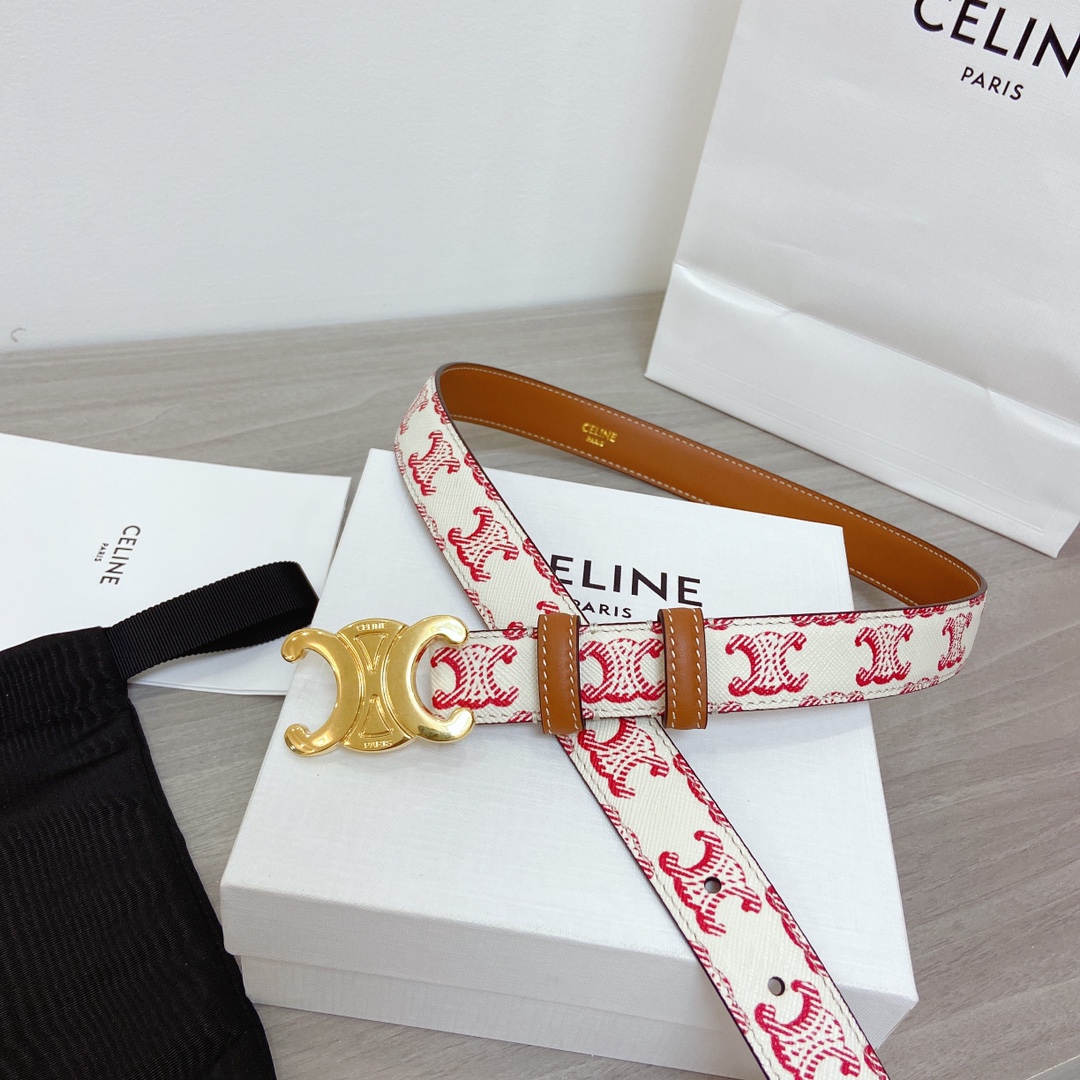 🉐️ CELINE 这款皮带雅致而柔美，可为各类着装增添一丝精致休闲的气息。窄款皮带由品牌标志图案的牛皮