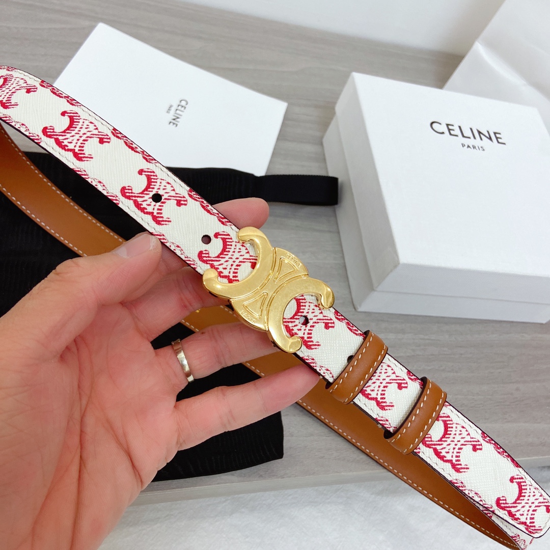 🉐️ CELINE 这款皮带雅致而柔美，可为各类着装增添一丝精致休闲的气息。窄款皮带由品牌标志图案的牛皮